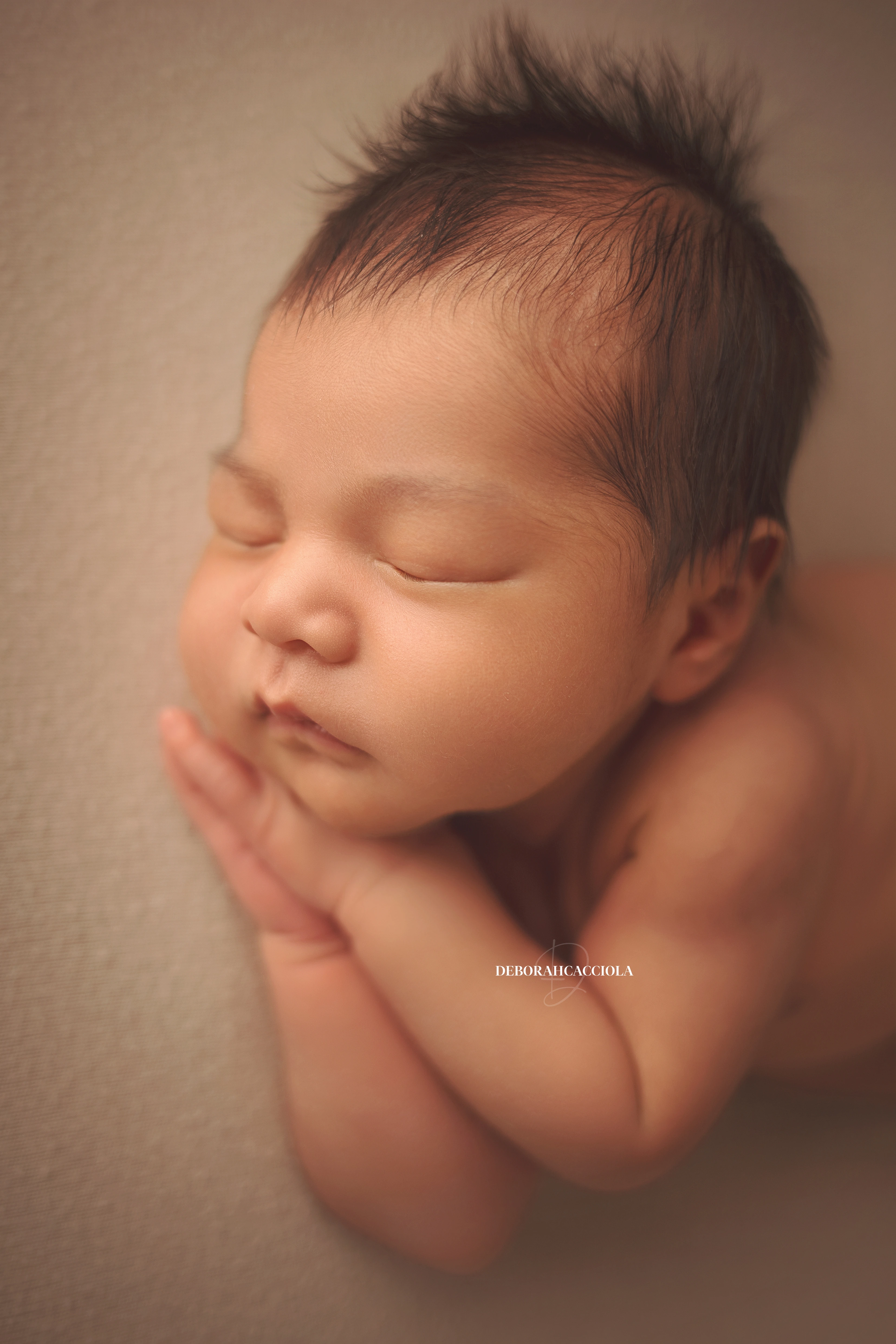 Portrait nouveau-né Orléans : portrait délicat de bébé, composition resserrée élégante, couleurs douces