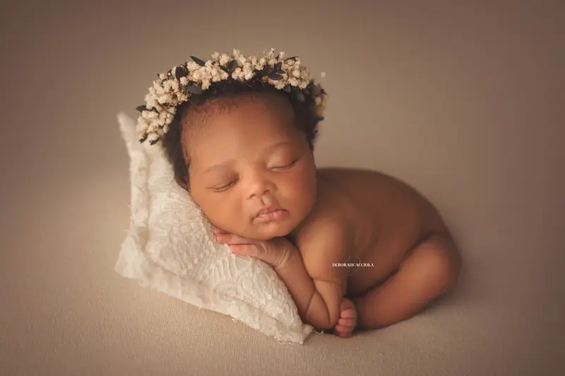 Photo nouveau-né studio Orléans : nouveau-né en studio, scène panoramique douce, tonalités naturelles