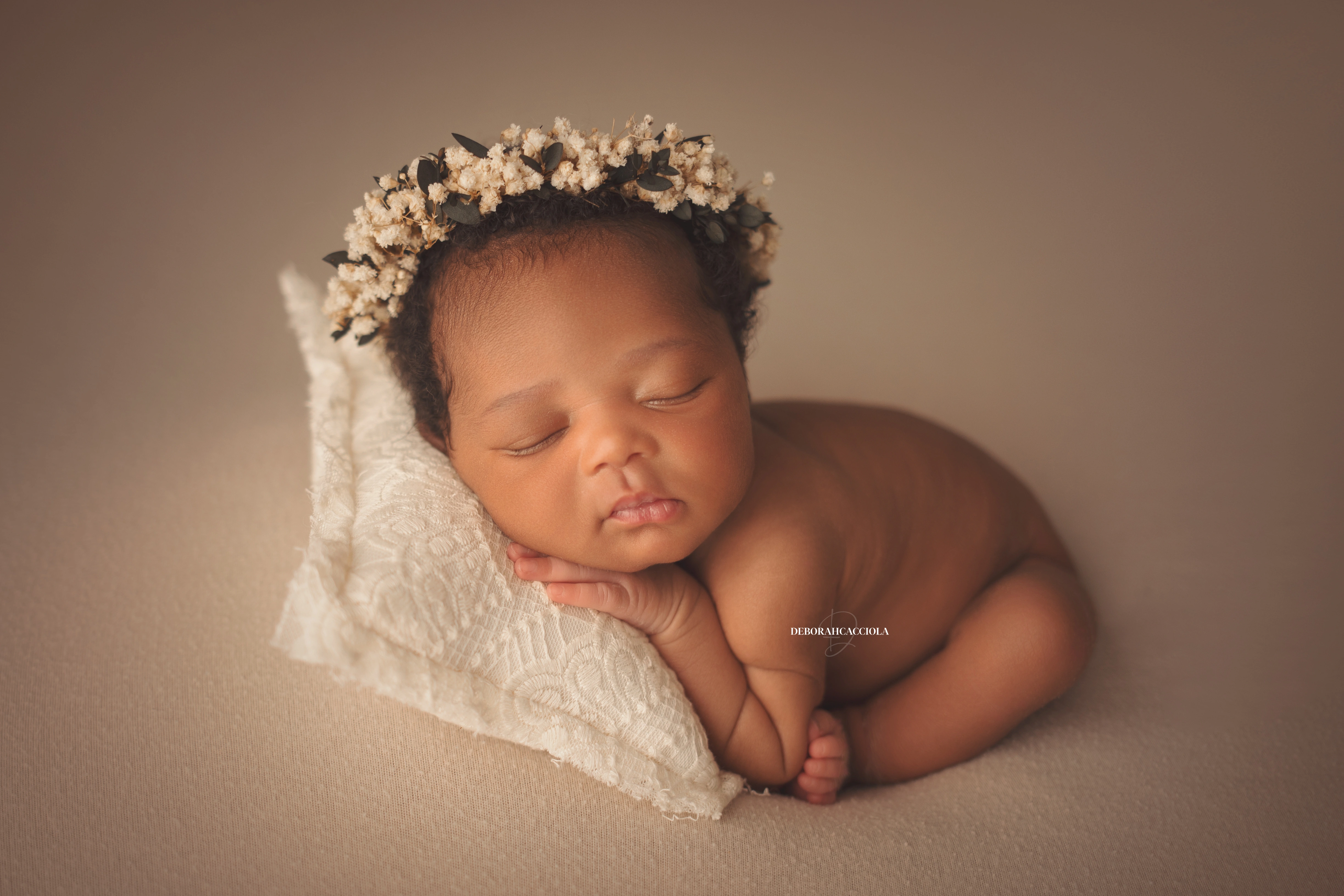 Photo nouveau-né studio Orléans : nouveau-né en studio, scène panoramique douce, tonalités naturelles