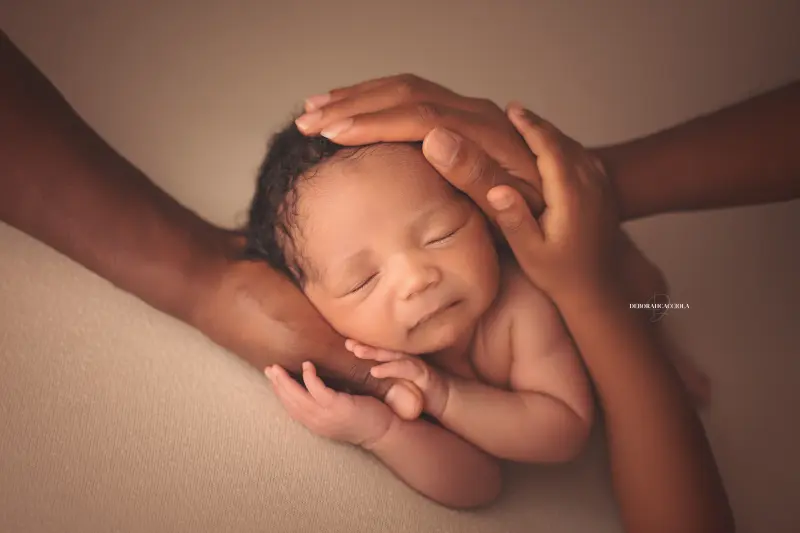 Séance bébé à Orléans - bébé dans ses premiers jours, composition large et naturelle, palette claire