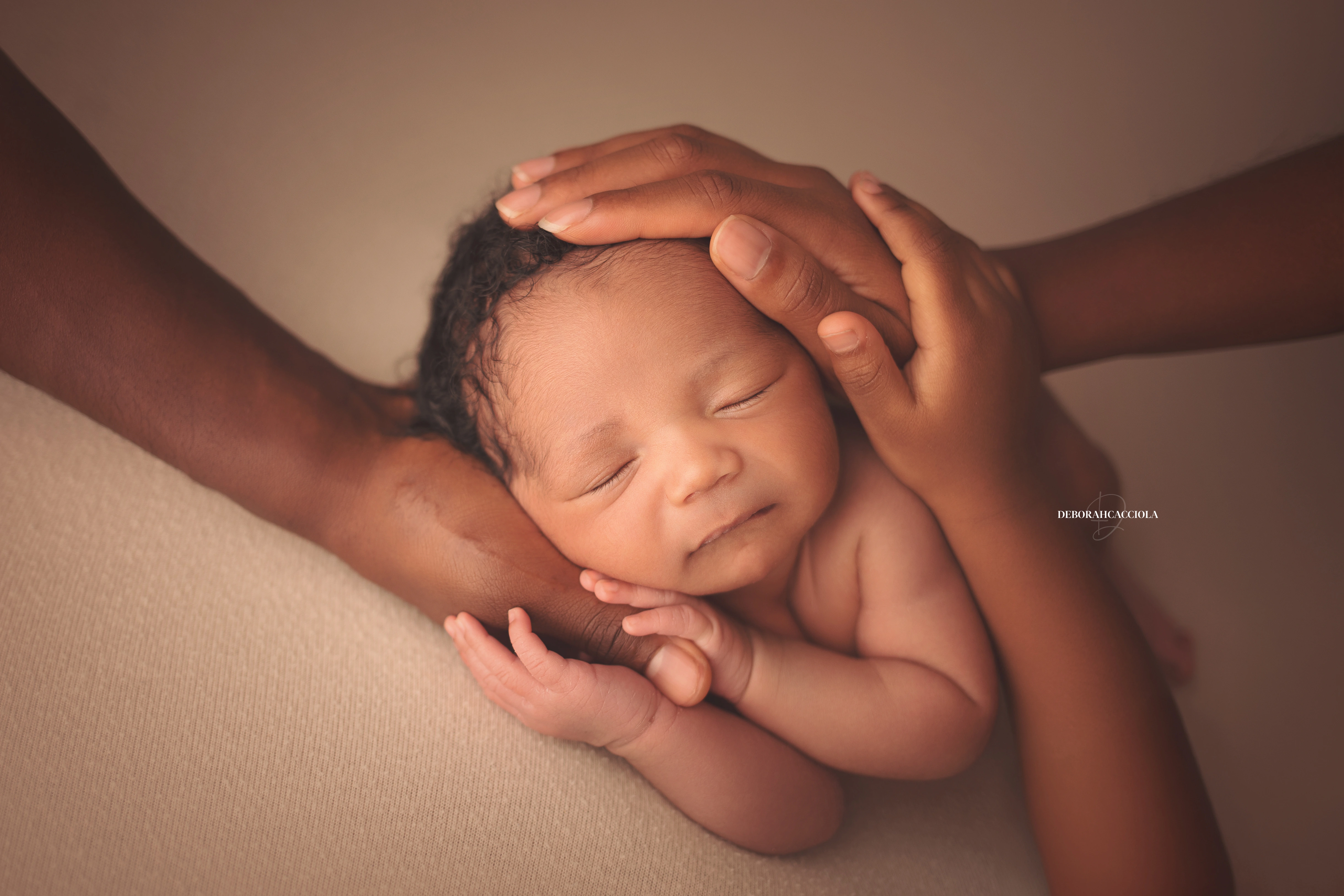 Séance bébé à Orléans - bébé dans ses premiers jours, composition large et naturelle, palette claire