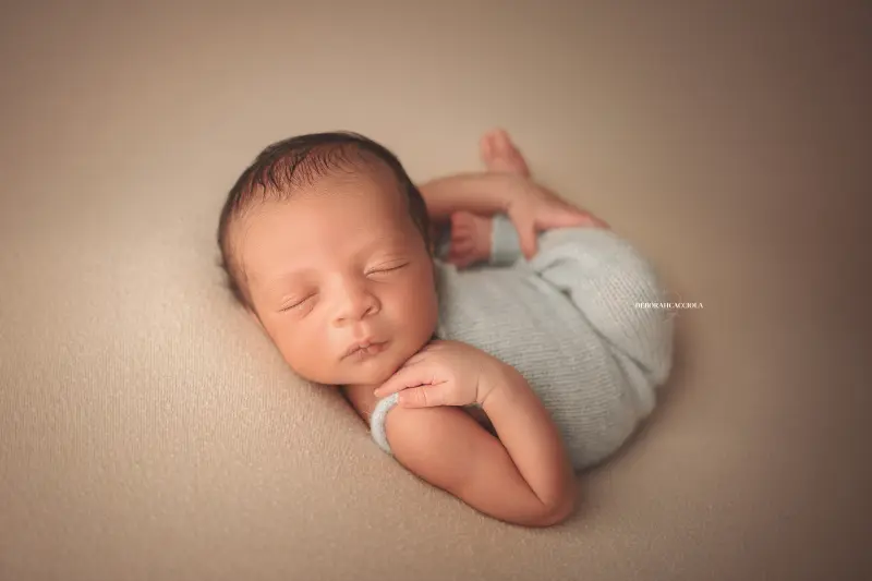 Séance bébé en studio à Orléans : portrait délicat de bébé, cadrage horizontal équilibré, couleurs douces