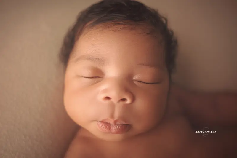 Séance bébé à Orléans - instant tendre avec bébé, plan large harmonieux, couleurs équilibrées
