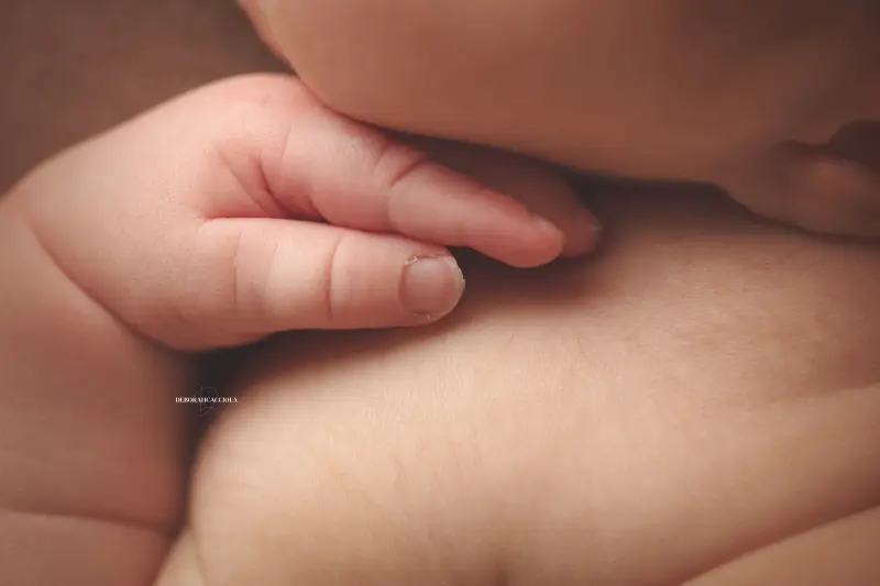 Photo nouveau-né à Orléans, bébé dans ses premiers jours, composition large et naturelle, couleurs équilibrées