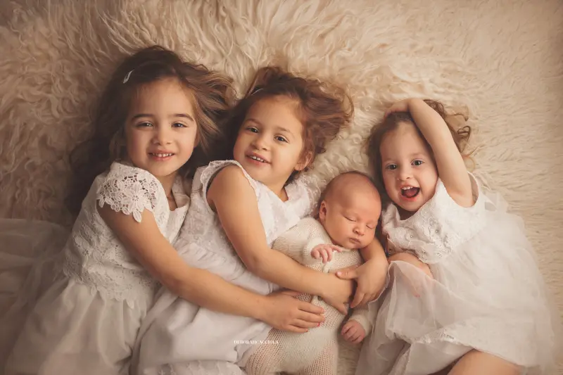Photo nouveau-né studio Orléans : nouveau-né en studio, scène panoramique douce, couleurs douces