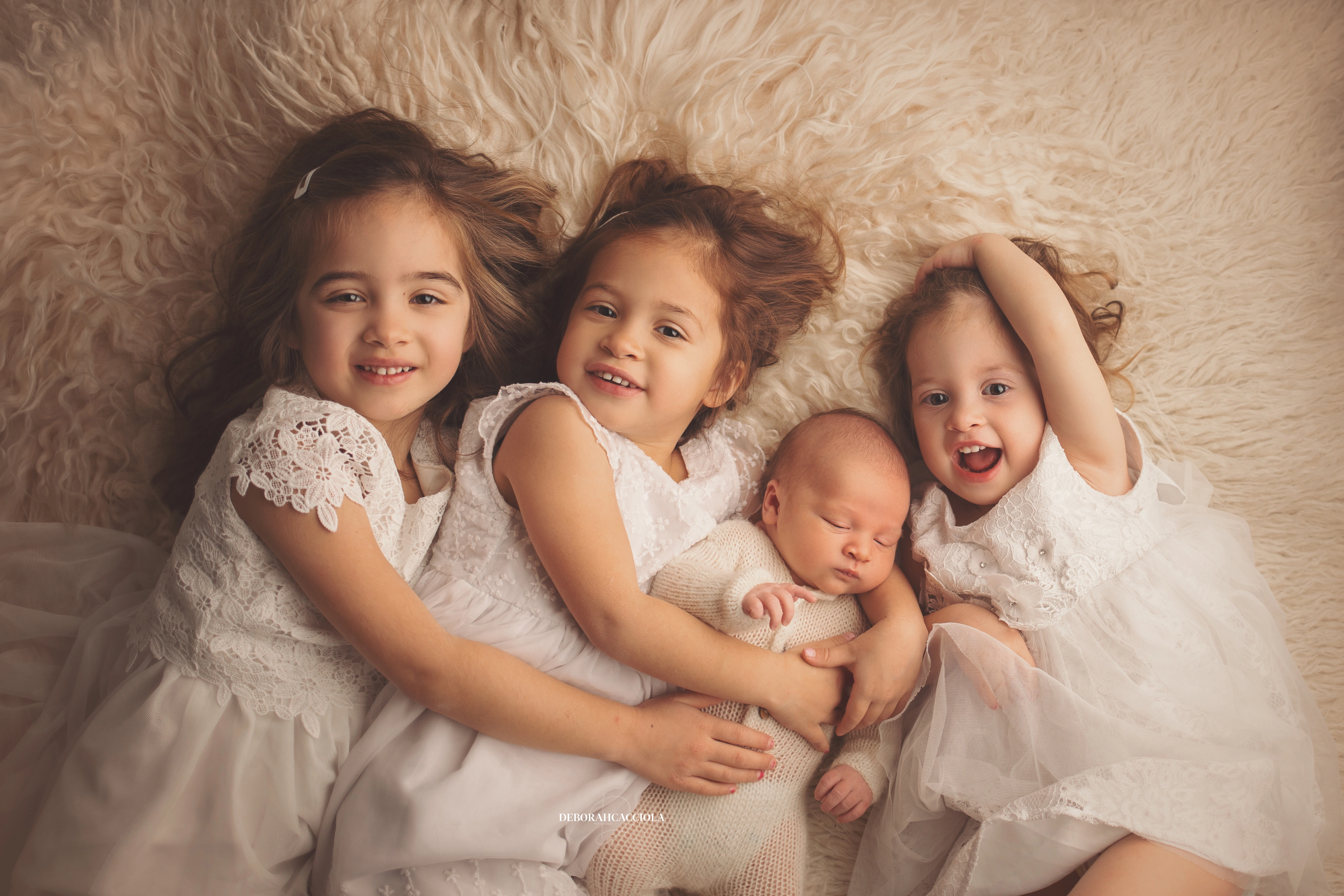 Photo nouveau-né studio Orléans : nouveau-né en studio, scène panoramique douce, couleurs douces