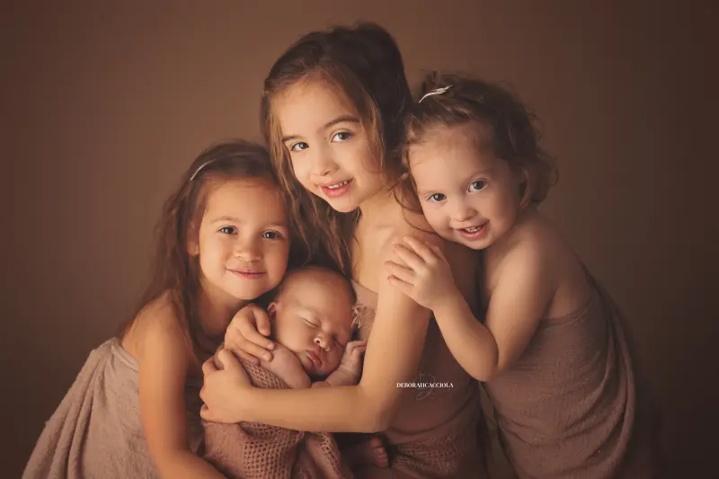 Photo nouveau-né studio Orléans : portrait délicat de bébé, cadrage horizontal équilibré, couleurs douces