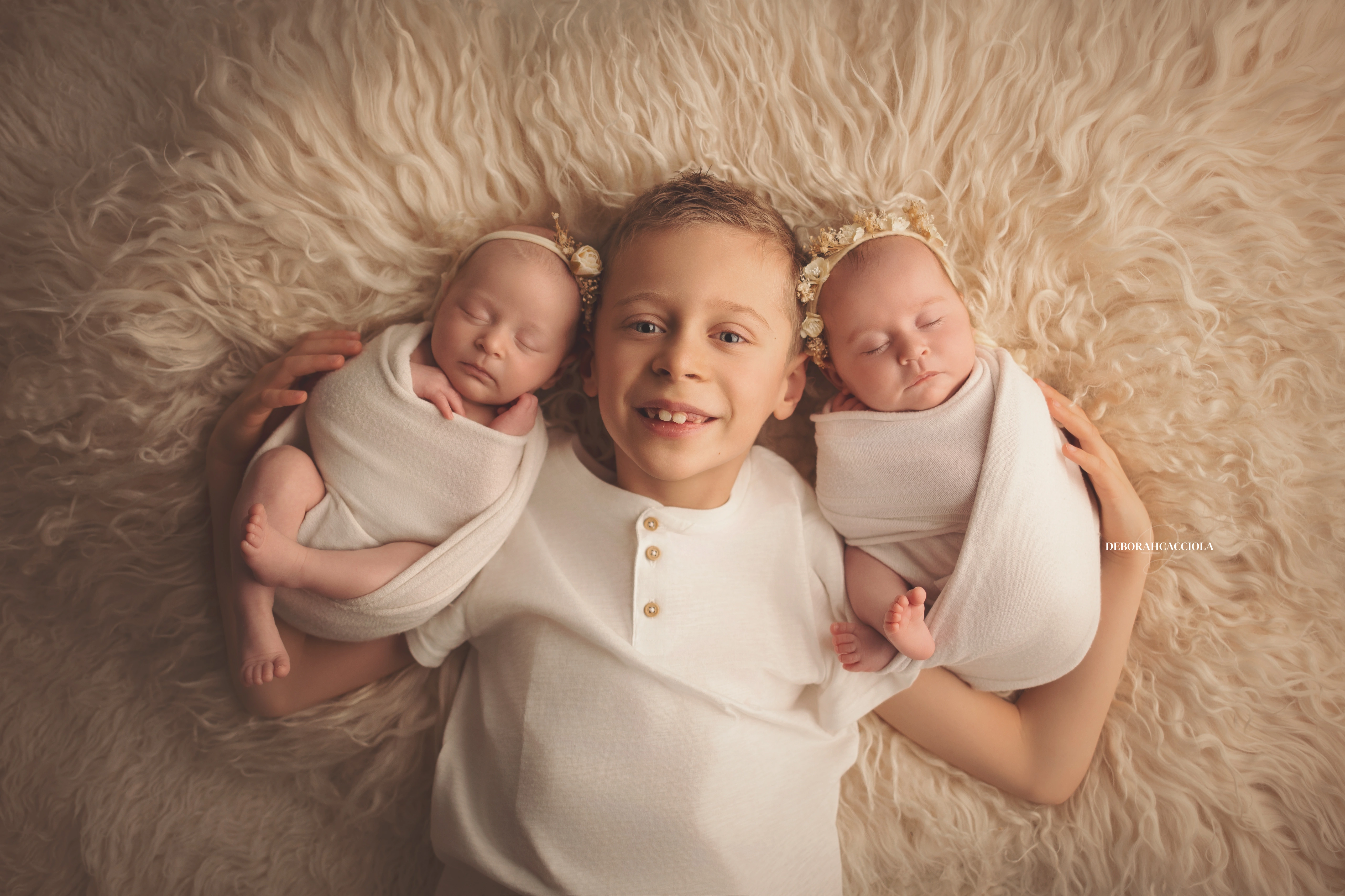 Séance bébé en studio à Orléans : portrait délicat de bébé, cadrage horizontal équilibré, couleurs douces