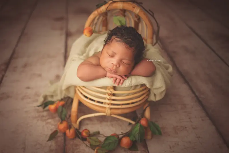 Séance bébé à Orléans - bébé dans ses premiers jours, composition large et naturelle, couleurs douces