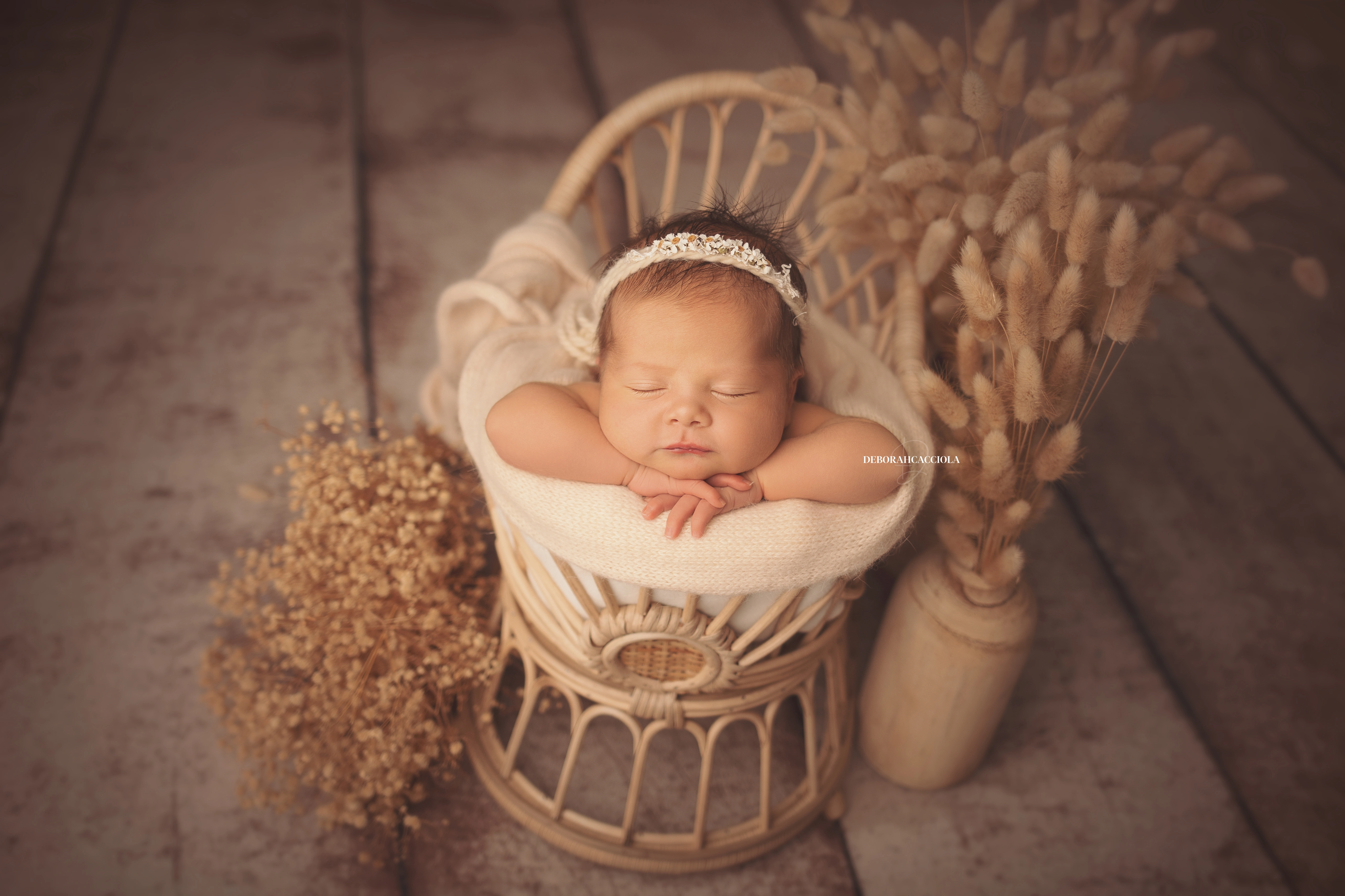 Photo nouveau-né à Orléans, bébé dans ses premiers jours, composition large et naturelle, tonalités naturelles