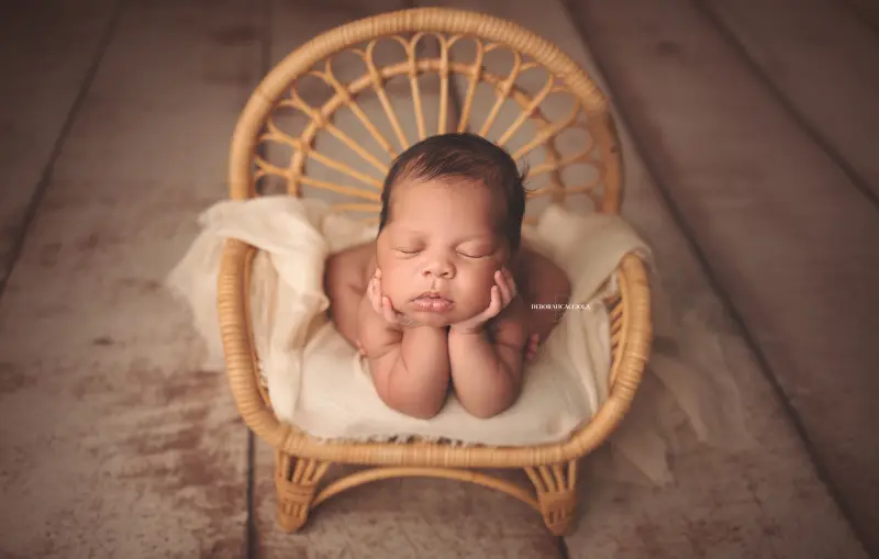 Portrait nouveau-né Orléans : nouveau-né en studio, scène panoramique douce, couleurs douces