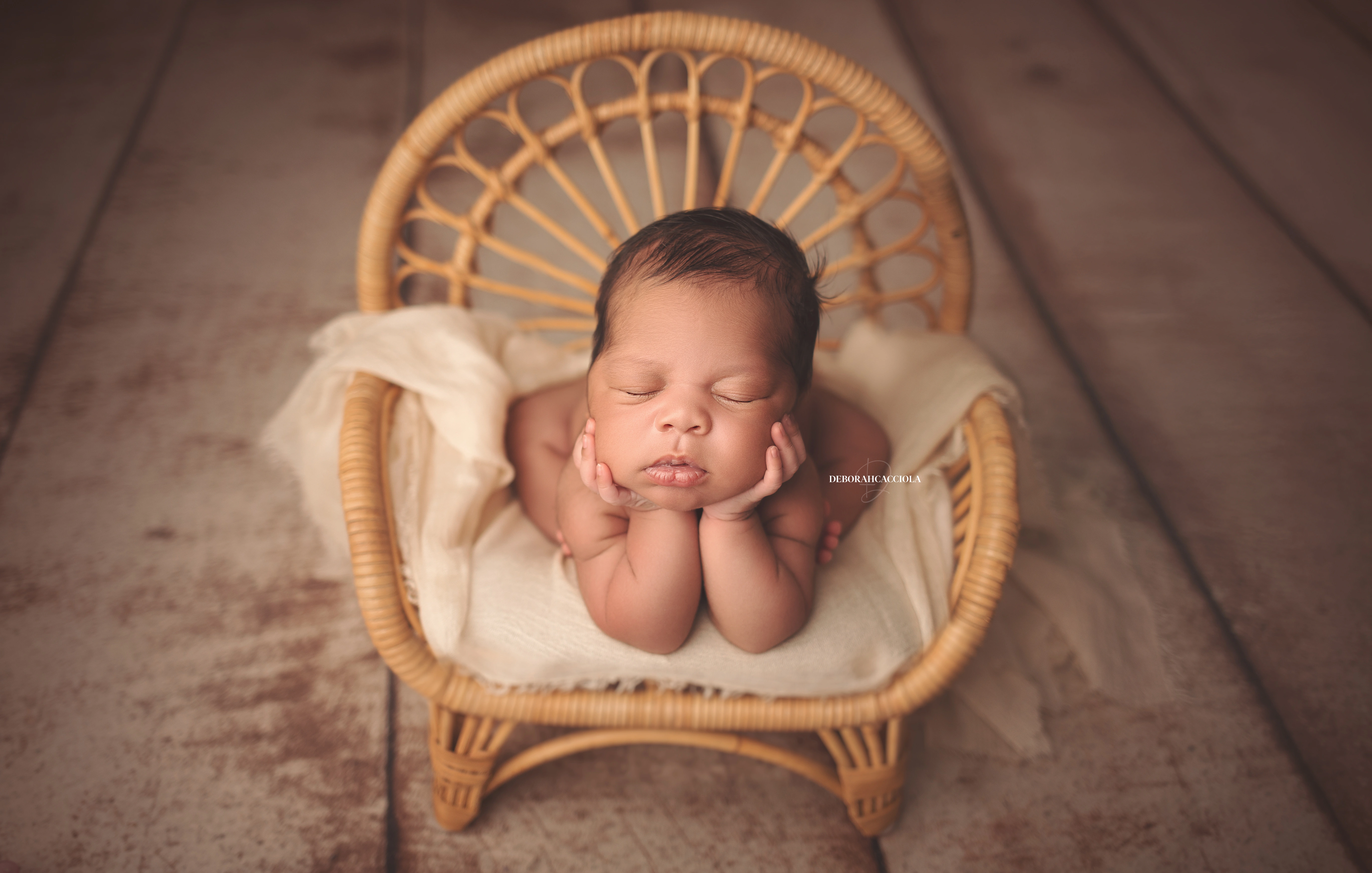 Portrait nouveau-né Orléans : nouveau-né en studio, scène panoramique douce, couleurs douces