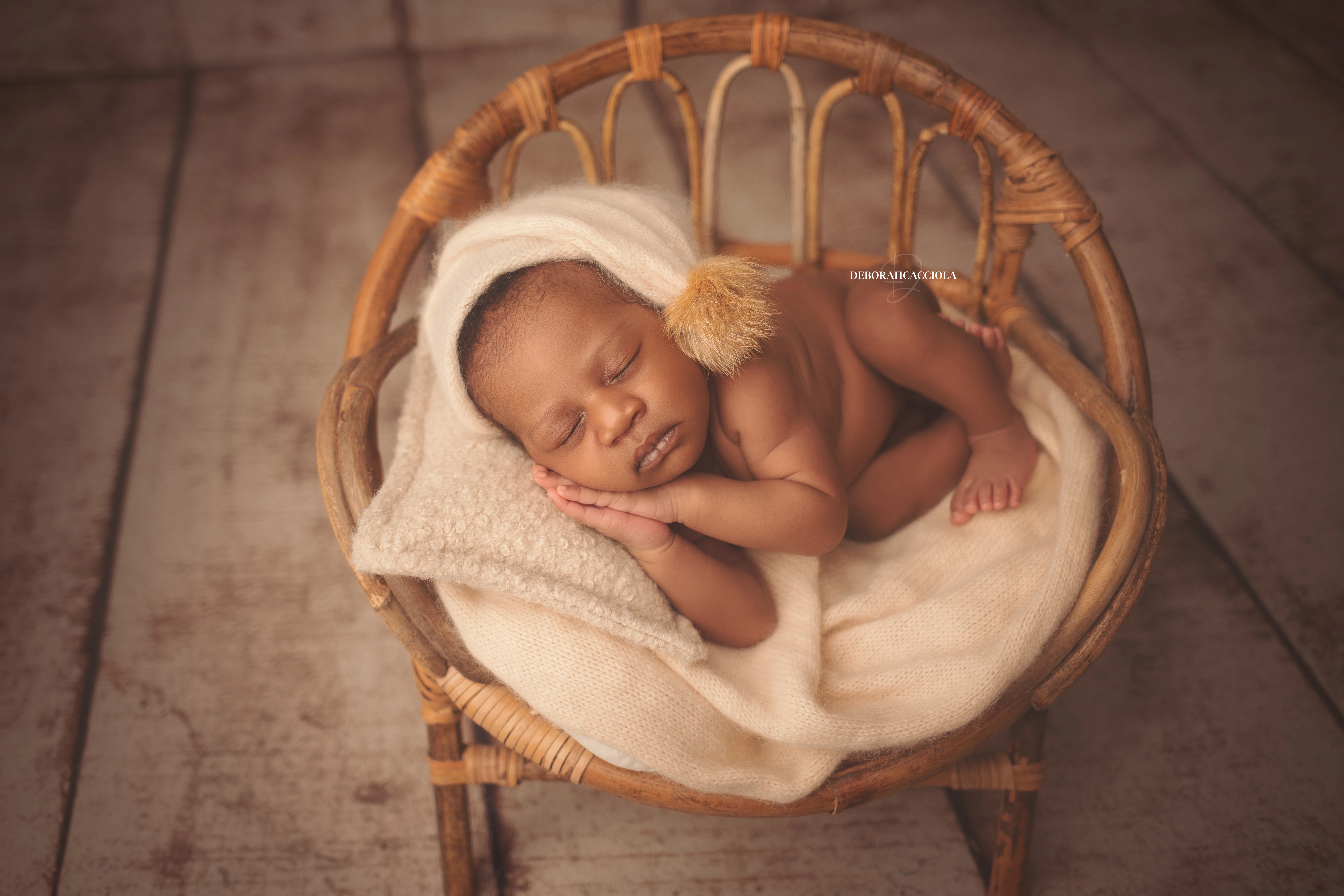 Séance bébé à Orléans - instant tendre avec bébé, plan large harmonieux, couleurs douces