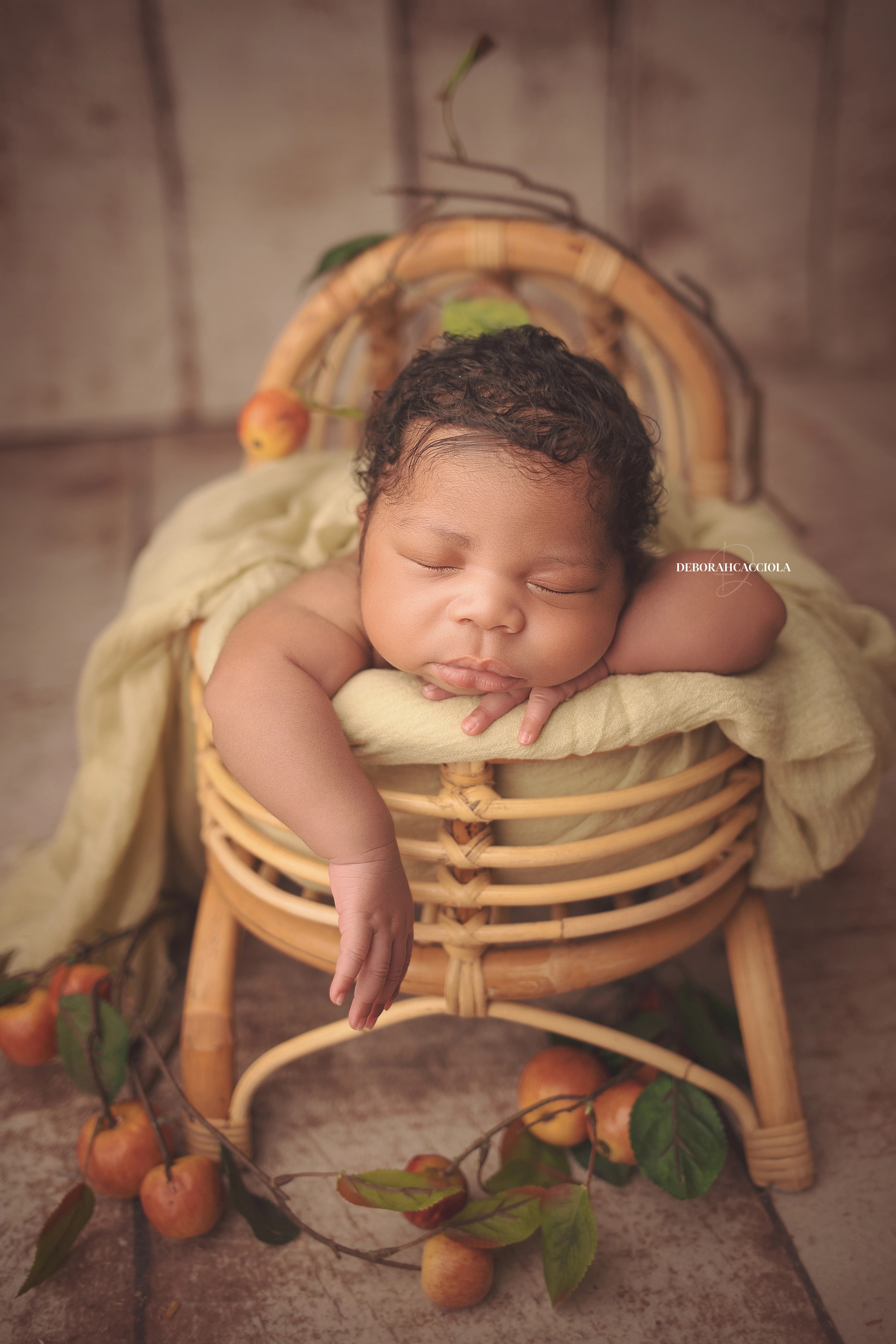 Séance bébé en studio à Orléans : portrait délicat de bébé, composition resserrée élégante, couleurs équilibrées
