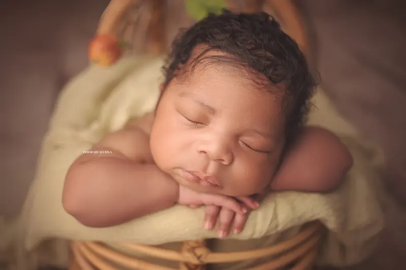 Séance bébé en studio à Orléans : portrait délicat de bébé, cadrage horizontal équilibré, palette claire