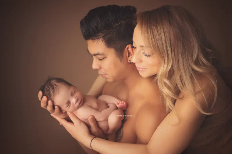 Portrait nouveau-né à Orléans : instant tendre avec bébé, plan large harmonieux, couleurs douces