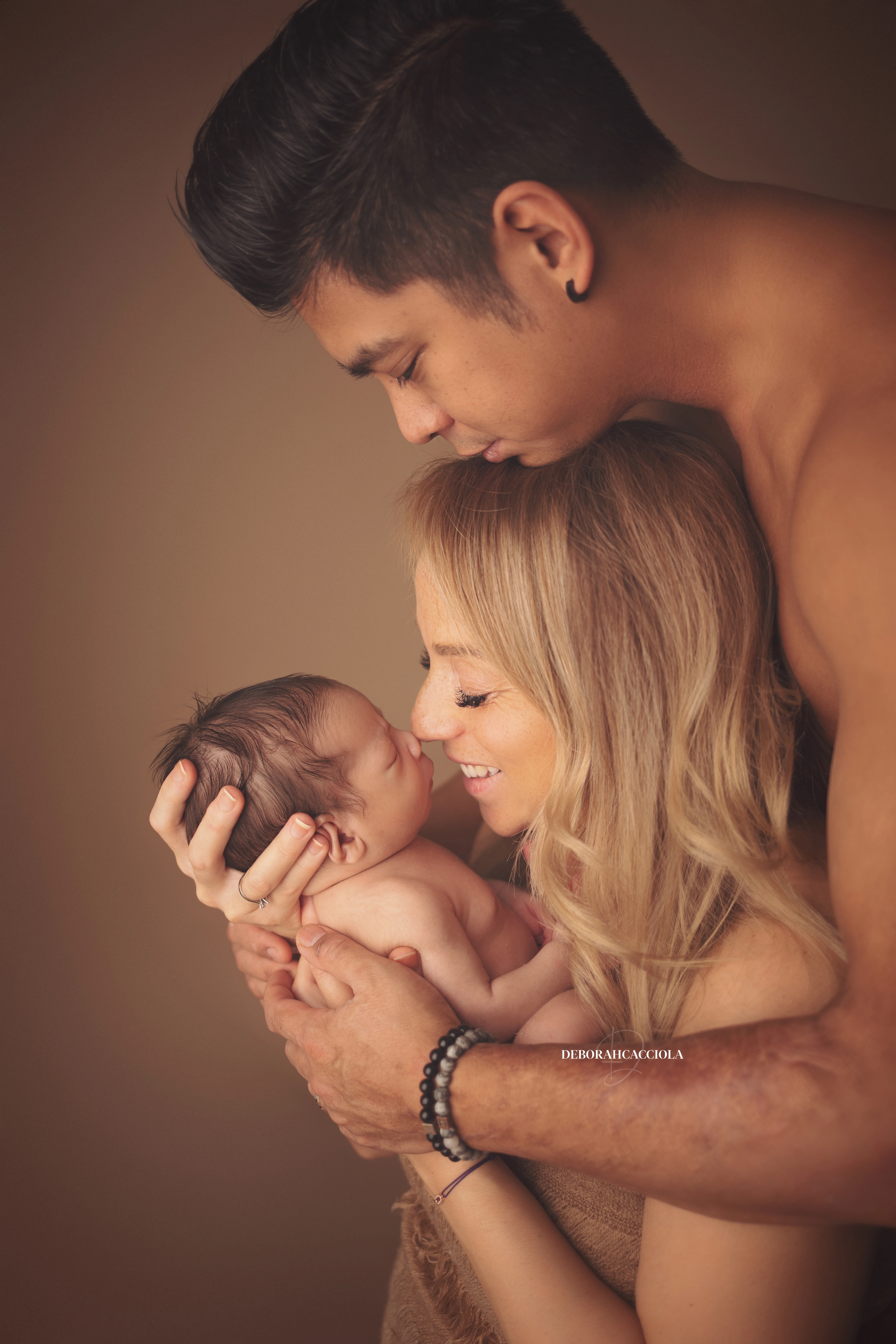 Photo nouveau-né à Orléans, instant tendre avec bébé, portrait vertical soigné, rendu naturel