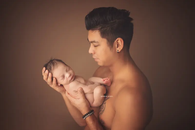 Photo nouveau-né à Orléans, bébé dans ses premiers jours, composition large et naturelle, tonalités naturelles