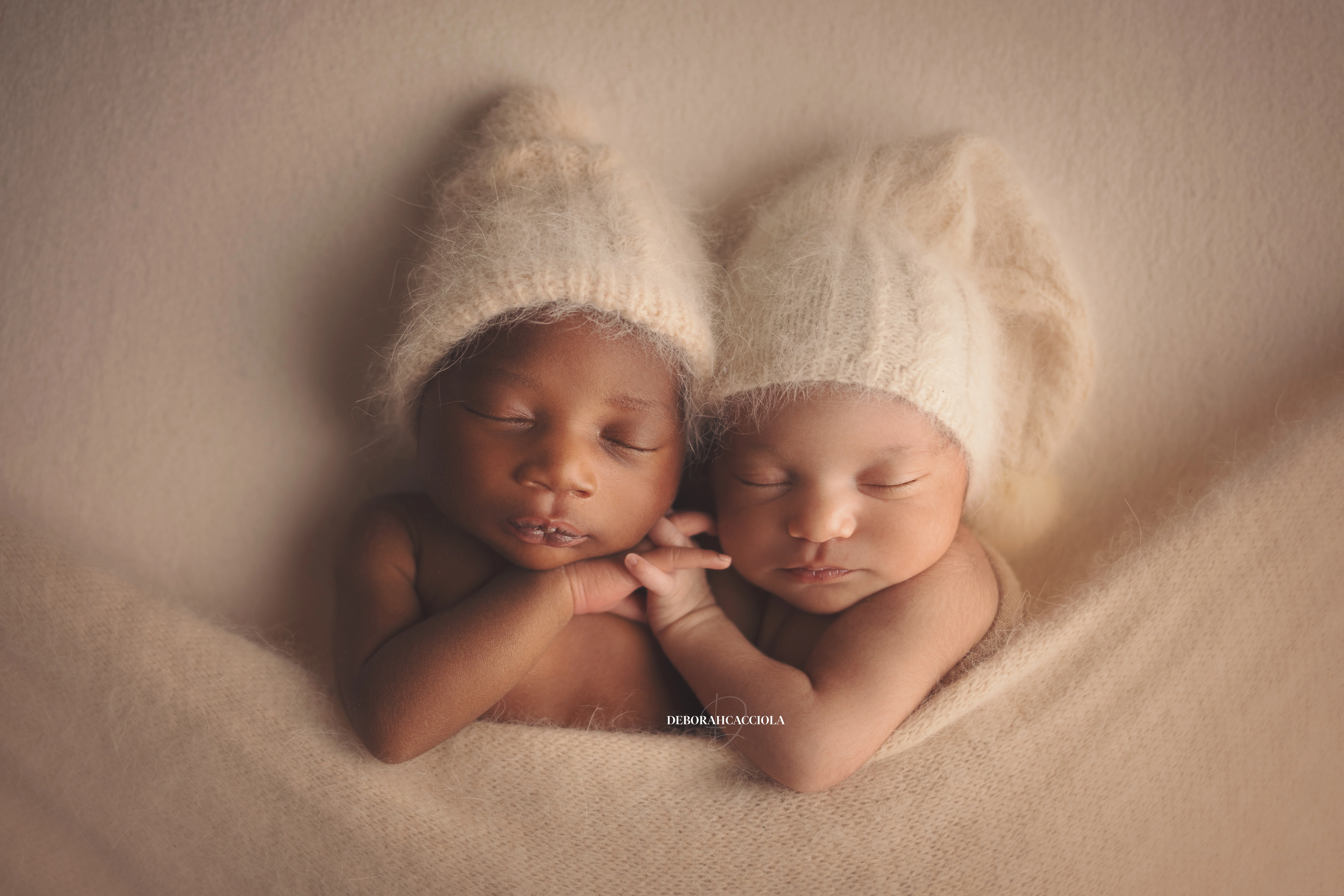 Photo nouveau-né studio Orléans : nouveau-né en studio, scène panoramique douce, couleurs douces