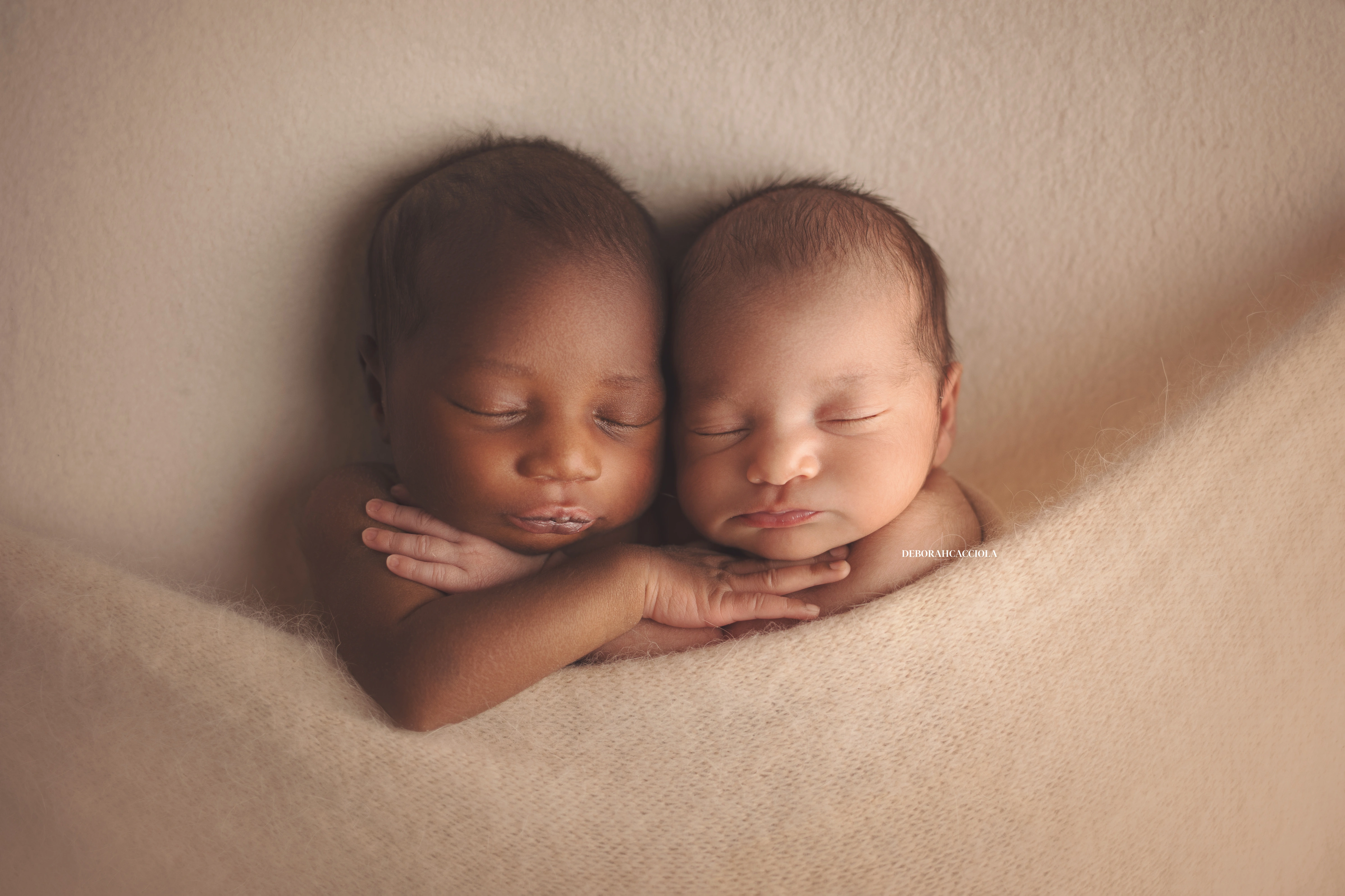 Portrait nouveau-né Orléans : portrait délicat de bébé, cadrage horizontal équilibré, tonalités naturelles