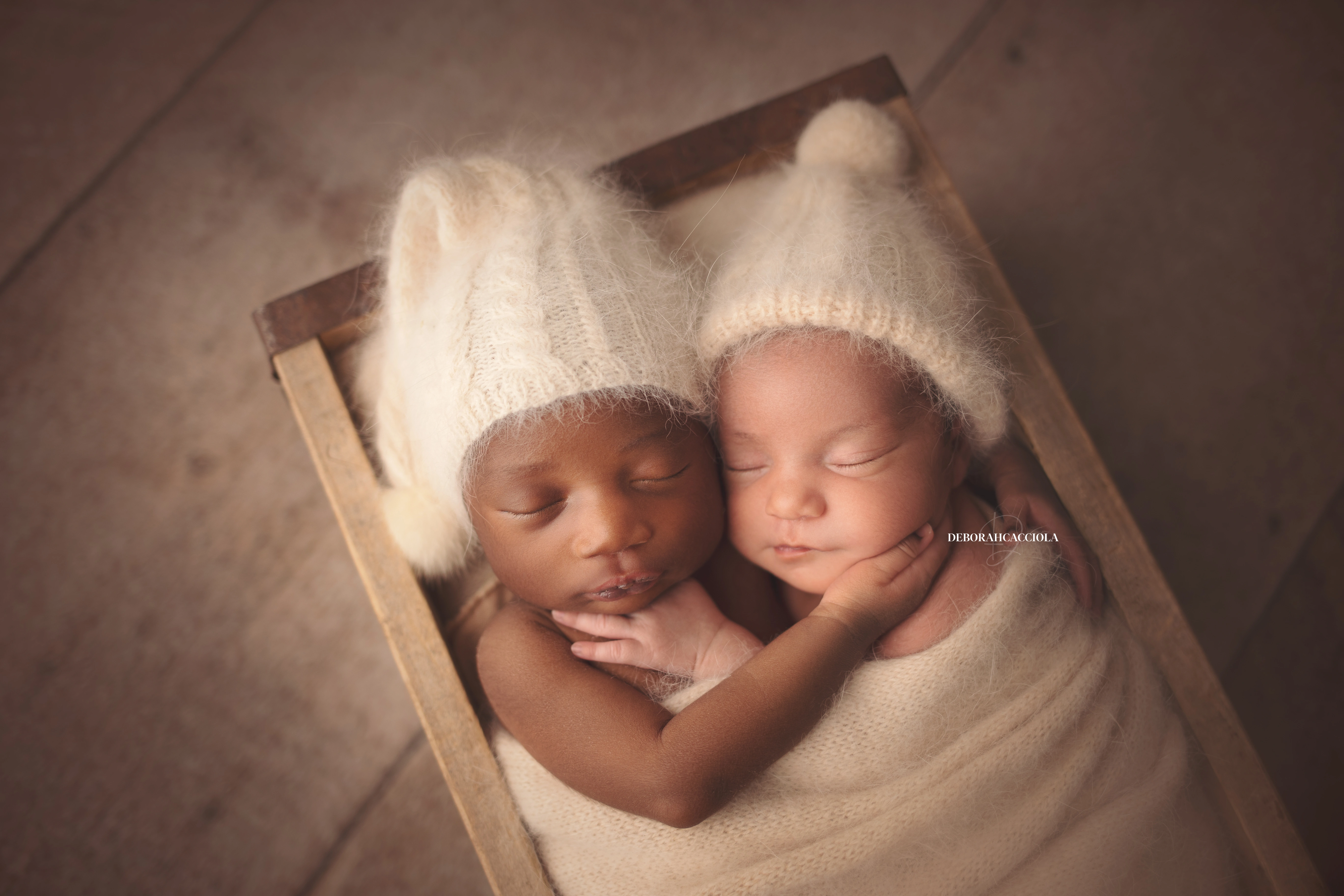 Portrait nouveau-né à Orléans : bébé dans ses premiers jours, composition large et naturelle, rendu naturel