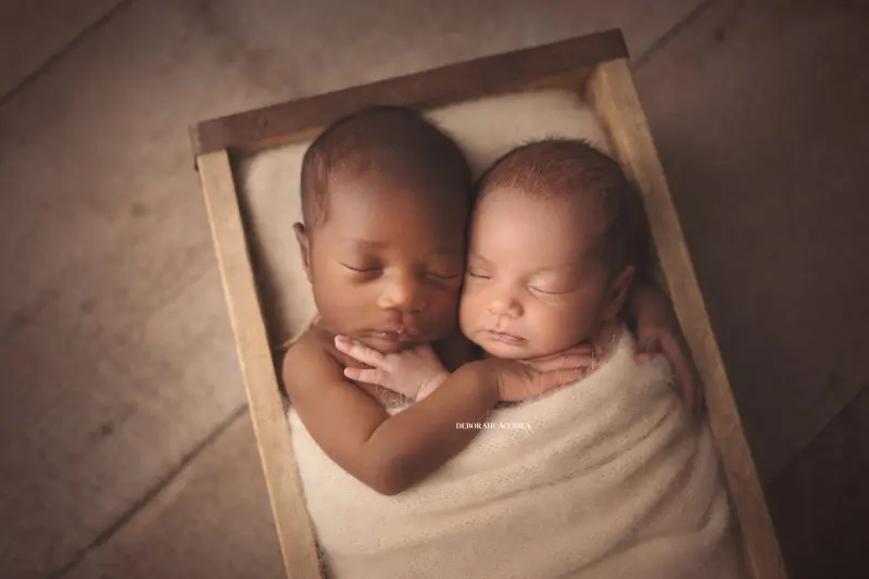 Portrait nouveau-né Orléans : portrait délicat de bébé, cadrage horizontal équilibré, couleurs douces