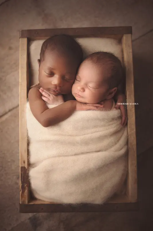 Séance bébé en studio à Orléans : portrait délicat de bébé, composition resserrée élégante, palette claire