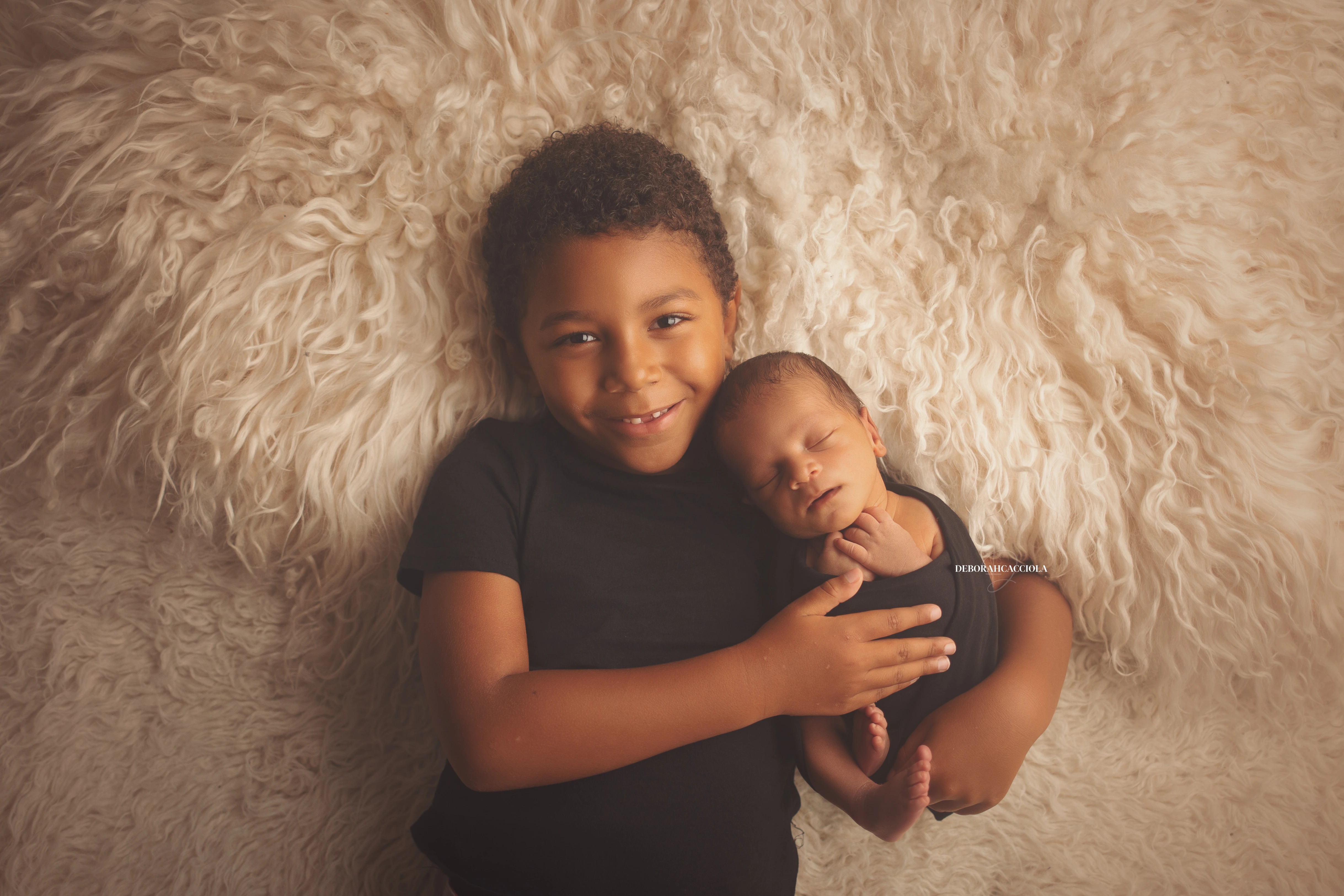 Portrait nouveau-né Orléans : portrait délicat de bébé, cadrage horizontal équilibré, palette claire