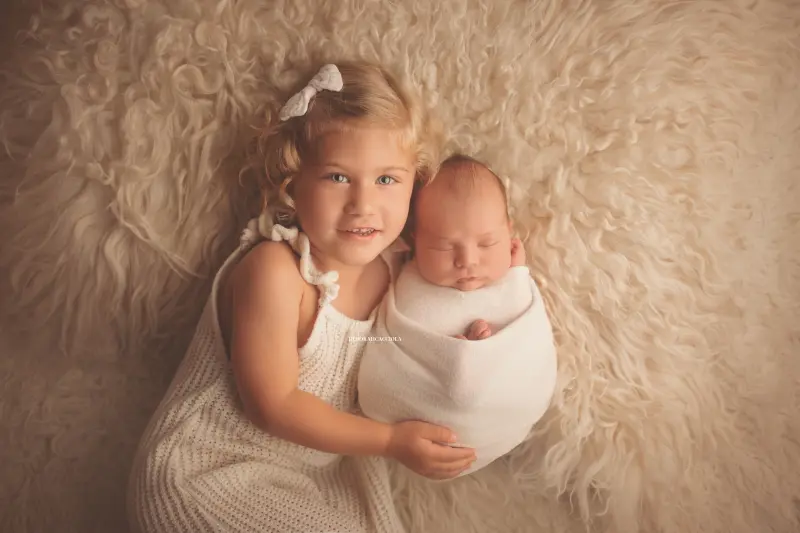 Séance bébé à Orléans - bébé dans ses premiers jours, composition large et naturelle, palette claire