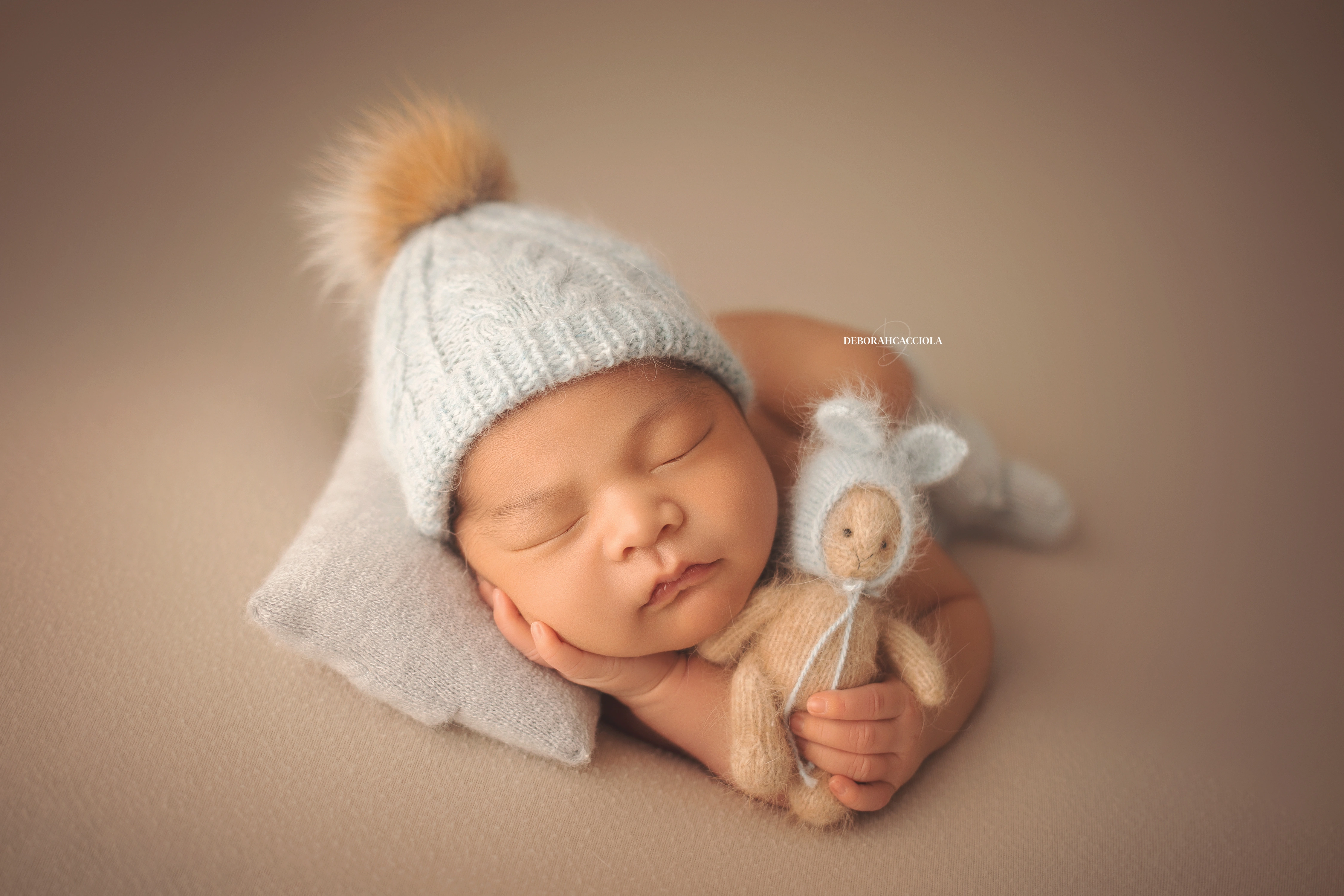 Séance bébé en studio à Orléans : nouveau-né en studio, scène panoramique douce, rendu naturel