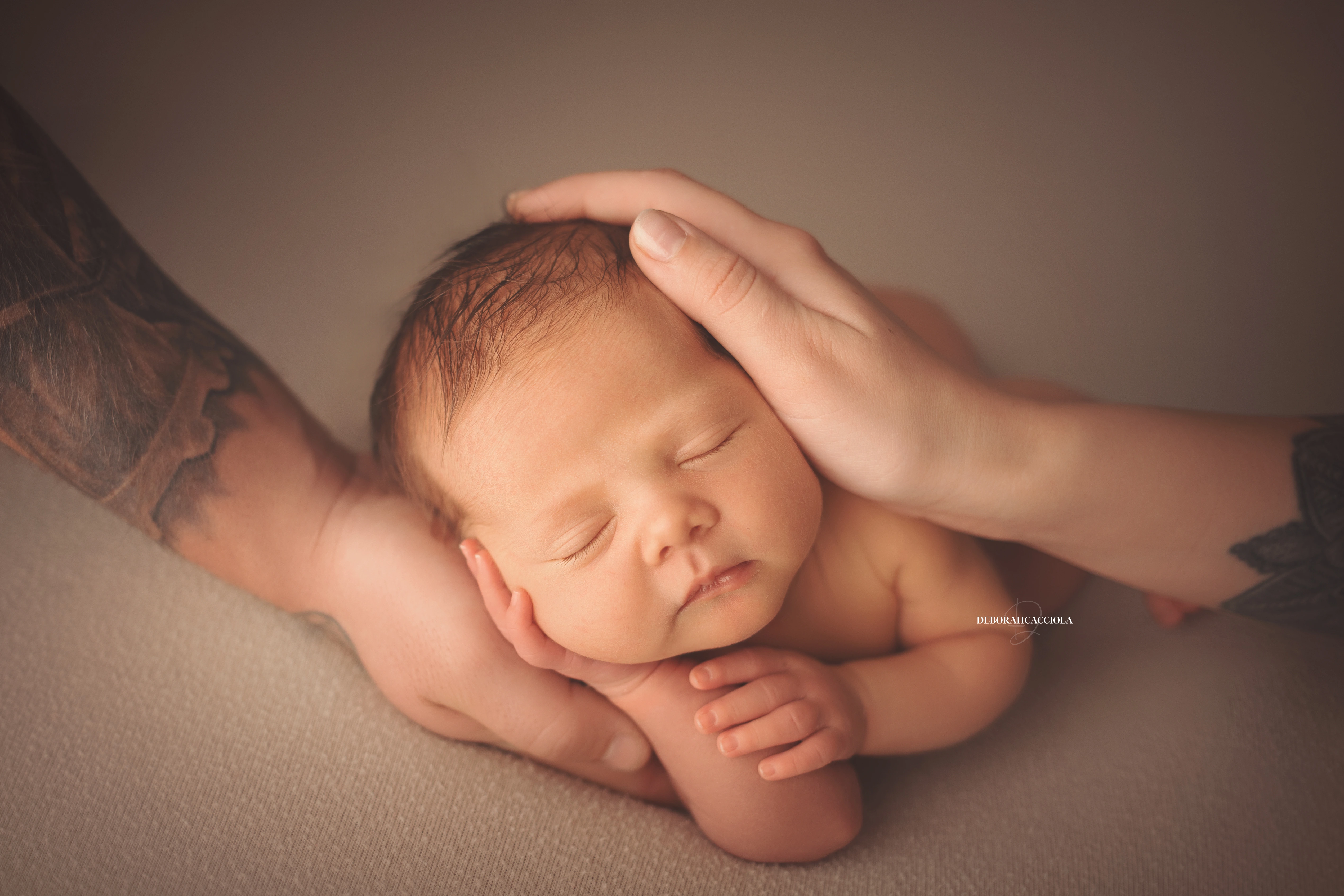 Séance bébé à Orléans - instant tendre avec bébé, plan large harmonieux, couleurs douces