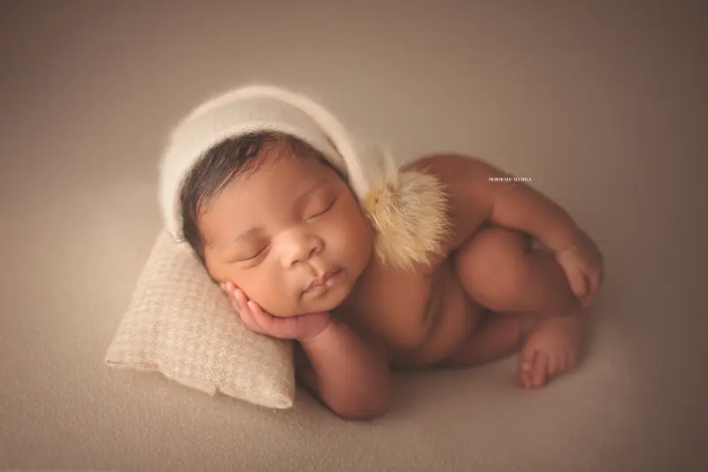 Photo nouveau-né à Orléans, instant tendre avec bébé, plan large harmonieux, couleurs douces