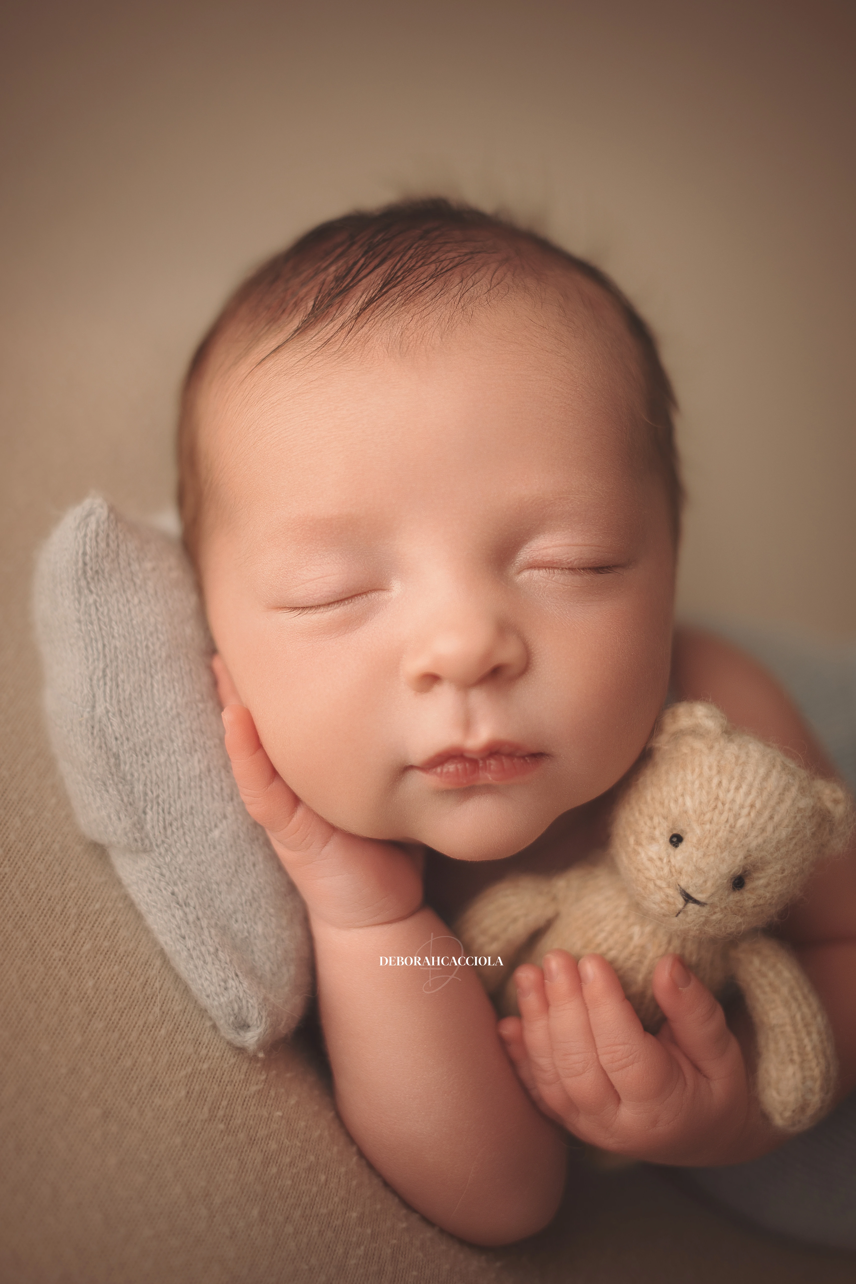 Portrait nouveau-né à Orléans : bébé dans ses premiers jours, plan vertical naturel, couleurs douces