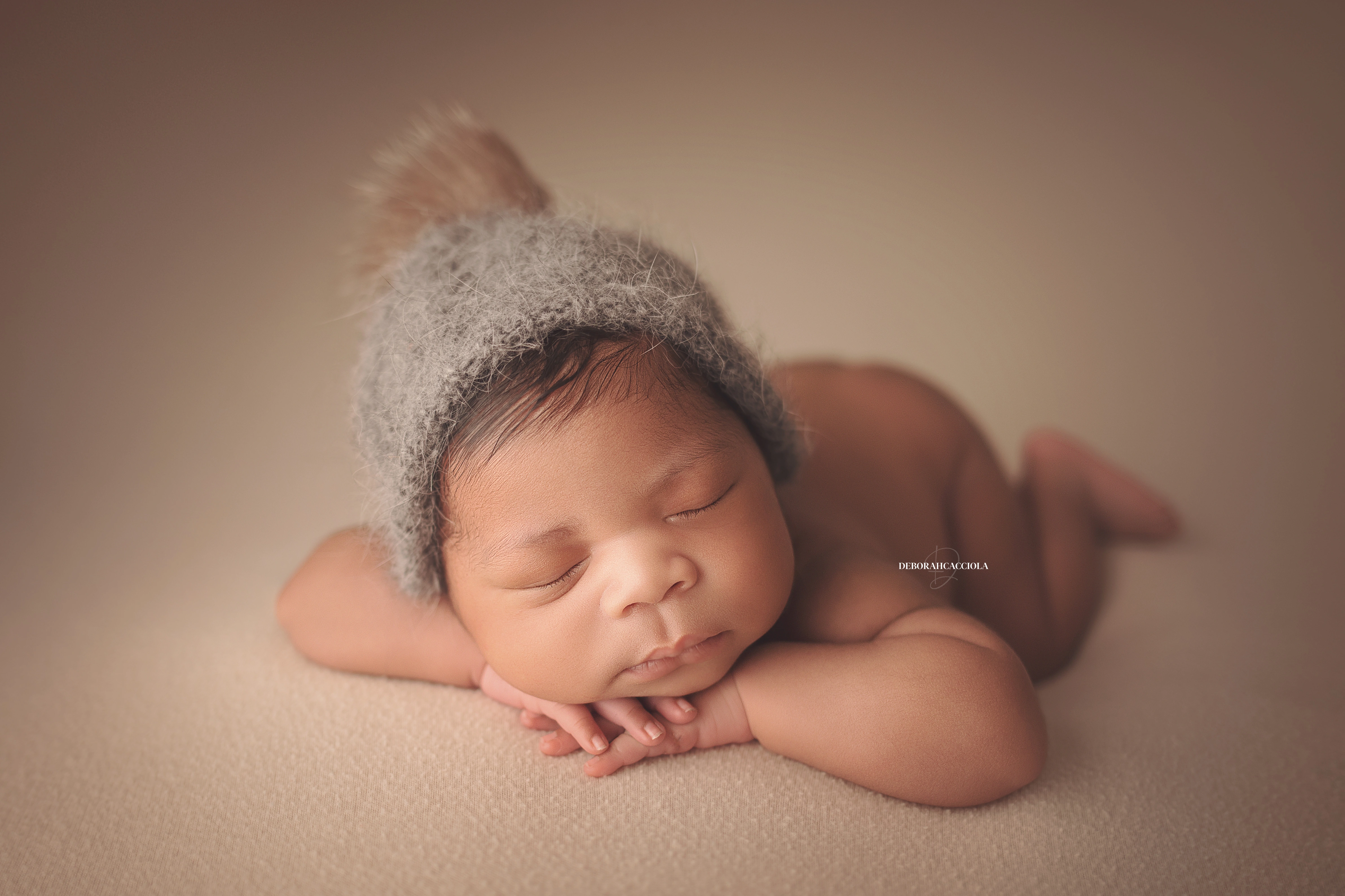 Séance bébé à Orléans - bébé dans ses premiers jours, composition large et naturelle, couleurs équilibrées