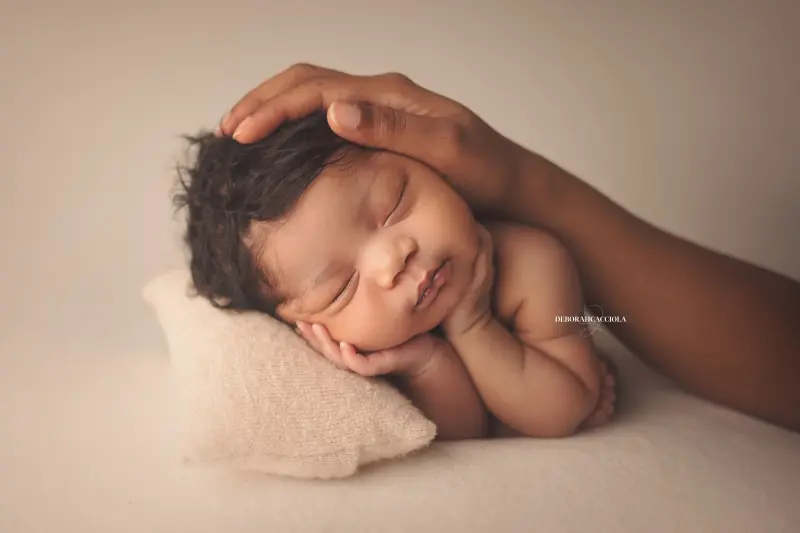 Portrait nouveau-né Orléans : nouveau-né en studio, scène panoramique douce, couleurs douces