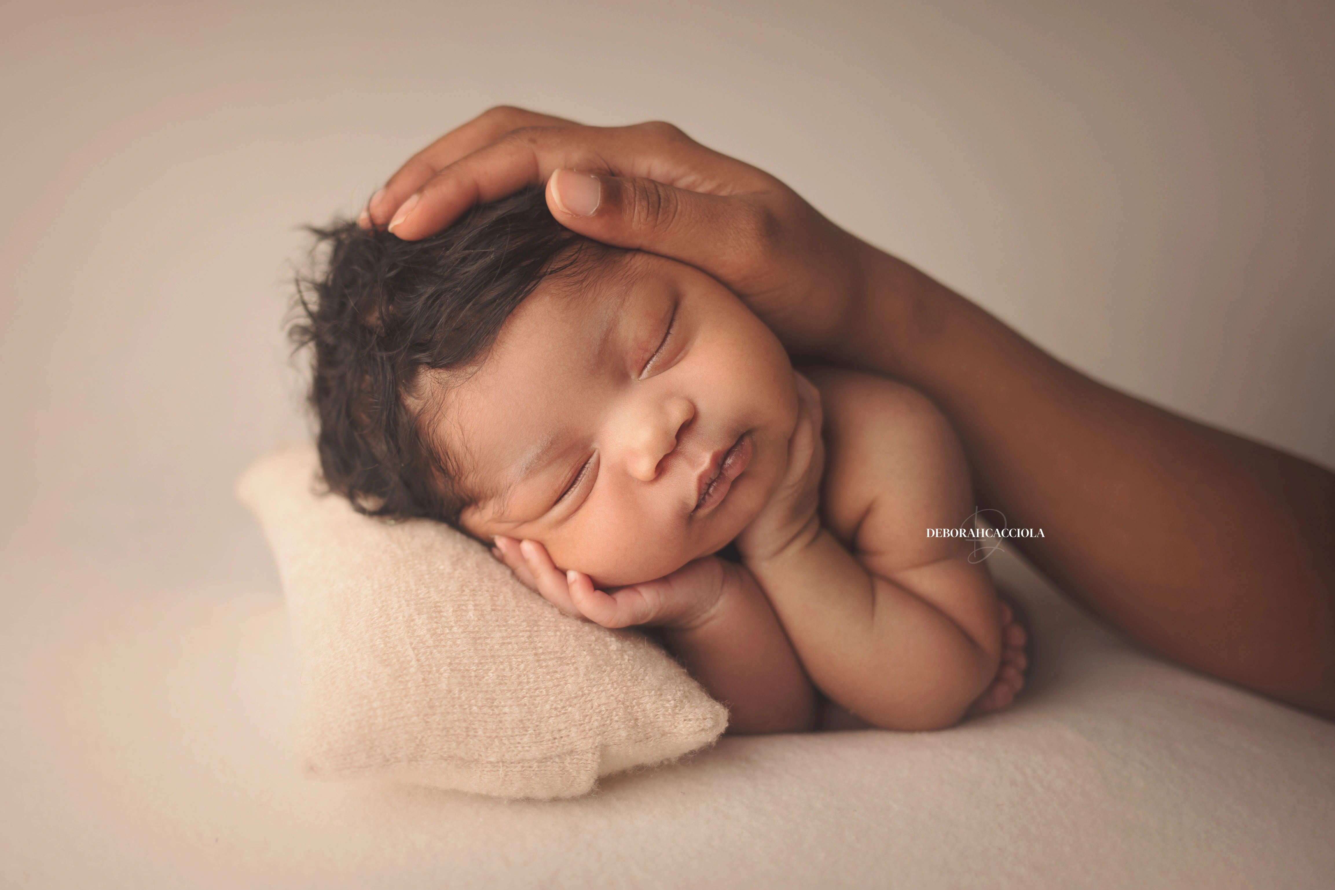 Portrait nouveau-né Orléans : nouveau-né en studio, scène panoramique douce, couleurs douces