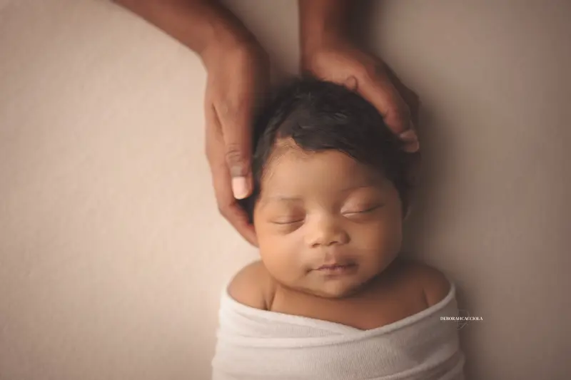 Séance bébé en studio à Orléans : nouveau-né en studio, scène panoramique douce, tonalités naturelles