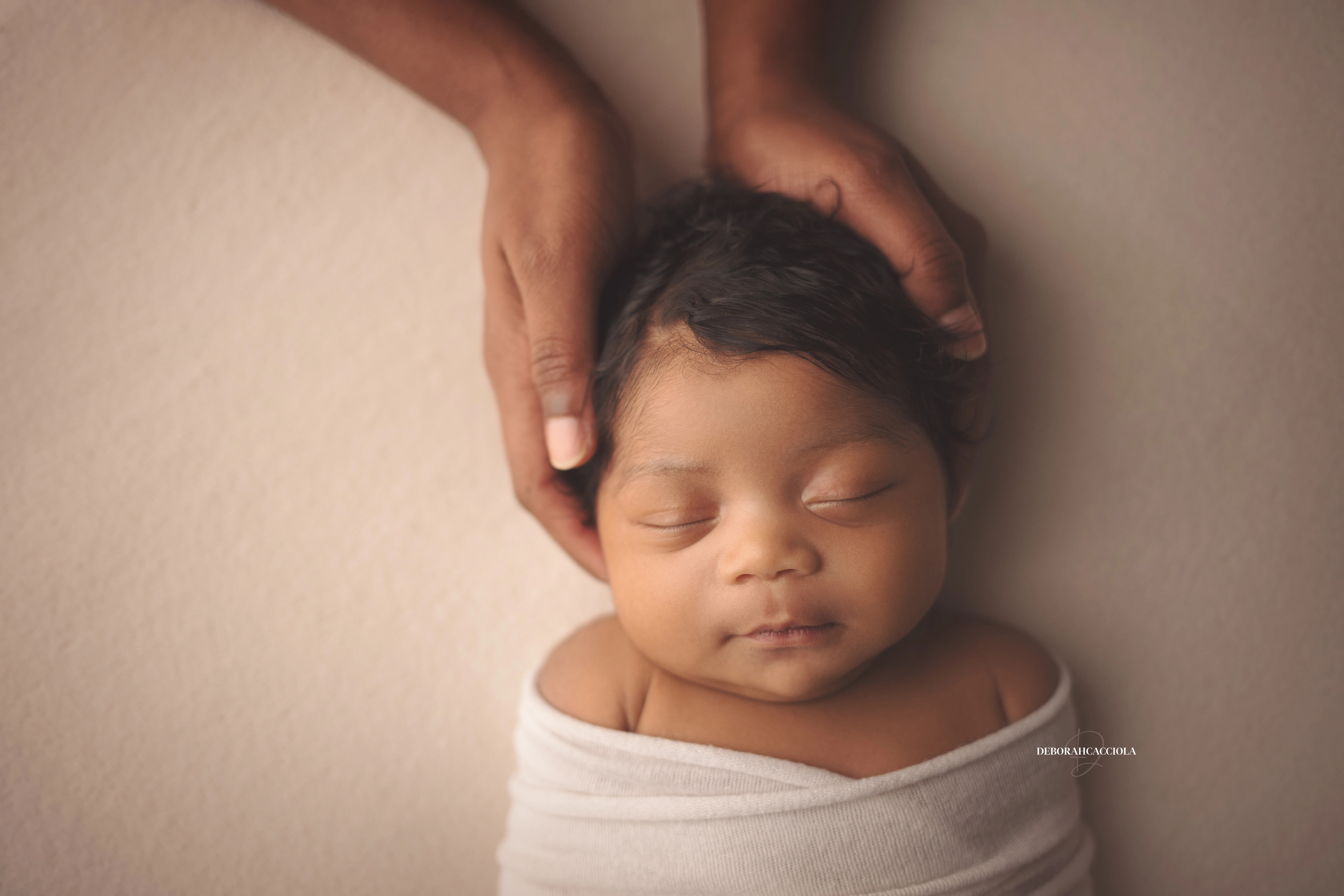 Séance bébé en studio à Orléans : nouveau-né en studio, scène panoramique douce, tonalités naturelles