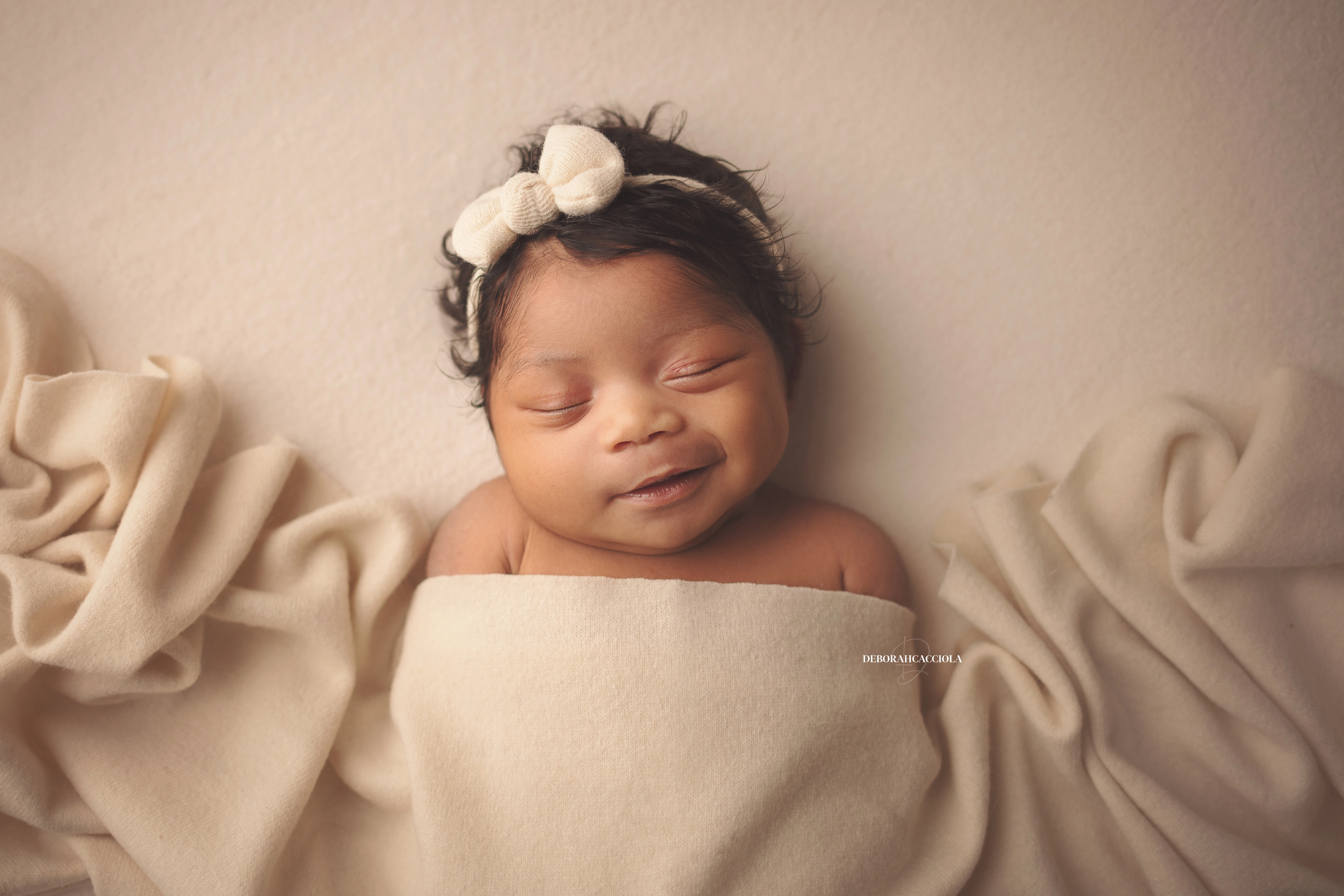 Séance bébé en studio à Orléans : portrait délicat de bébé, cadrage horizontal équilibré, tonalités naturelles