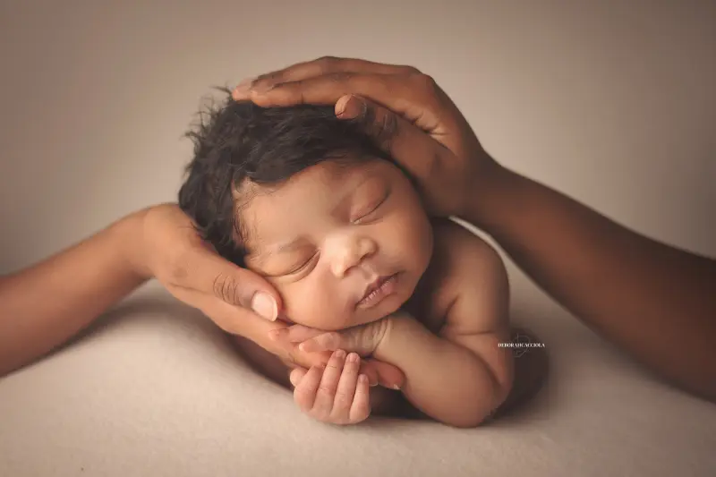 Photo nouveau-né à Orléans, instant tendre avec bébé, plan large harmonieux, couleurs douces