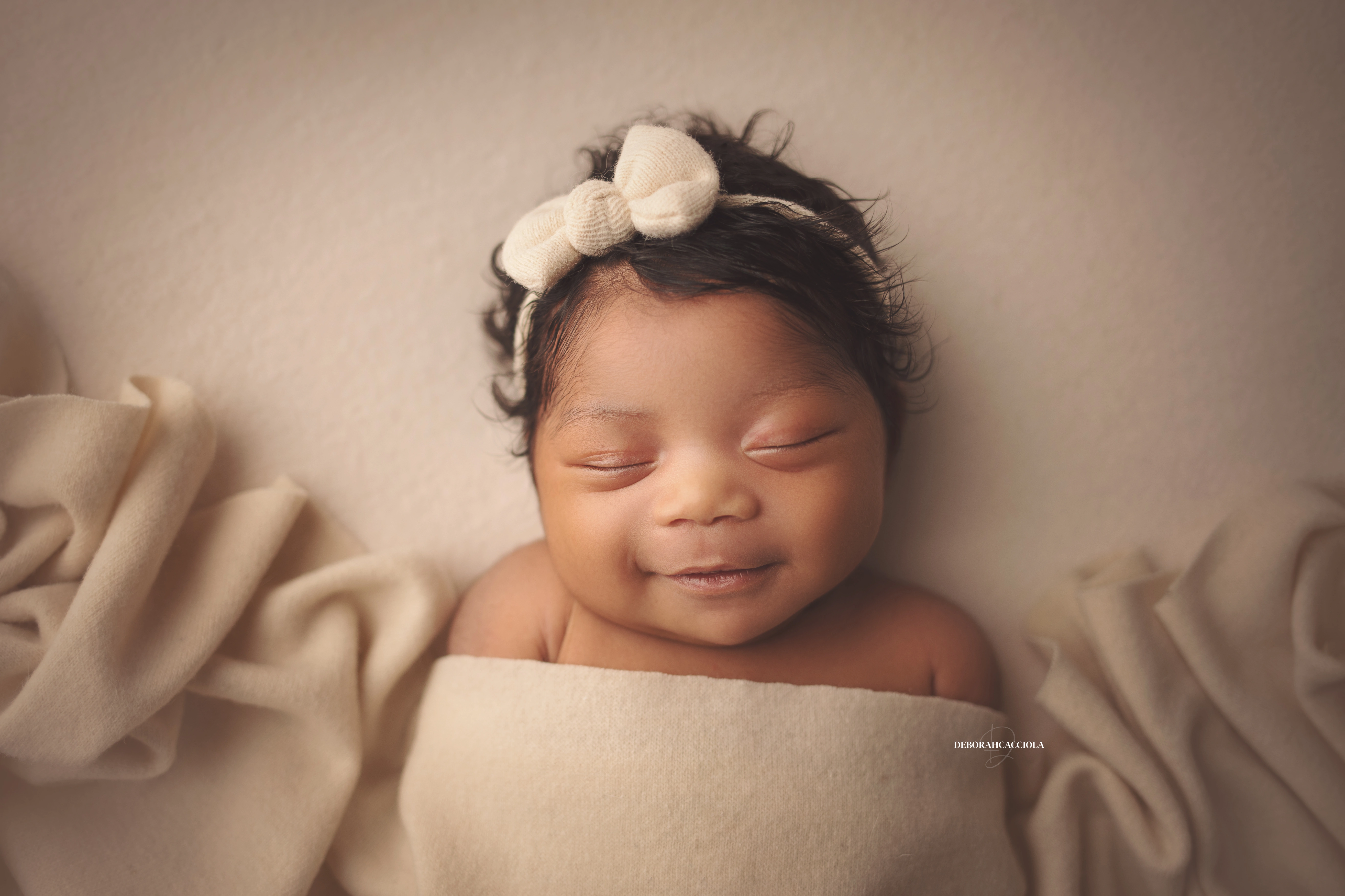 Photo nouveau-né studio Orléans : nouveau-né en studio, scène panoramique douce, palette claire