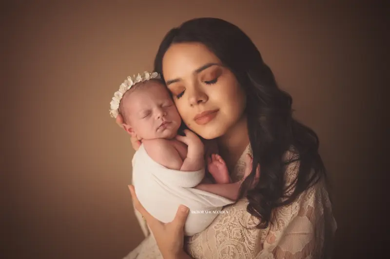 Photo nouveau-né à Orléans, instant tendre avec bébé, plan large harmonieux, palette claire