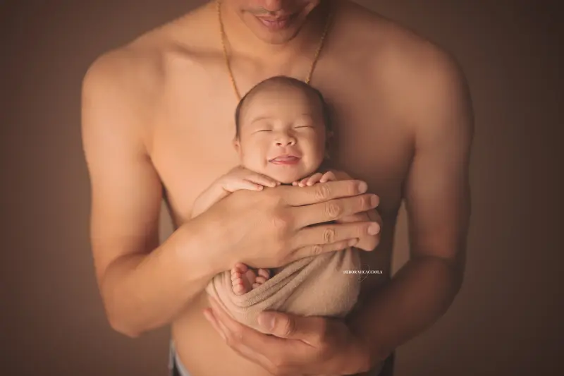 Séance bébé à Orléans - bébé dans ses premiers jours, composition large et naturelle, rendu naturel