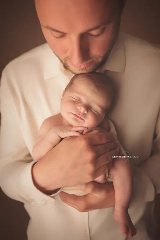 Photo nouveau-né studio Orléans : nouveau-né en studio, cadrage vertical doux, couleurs douces