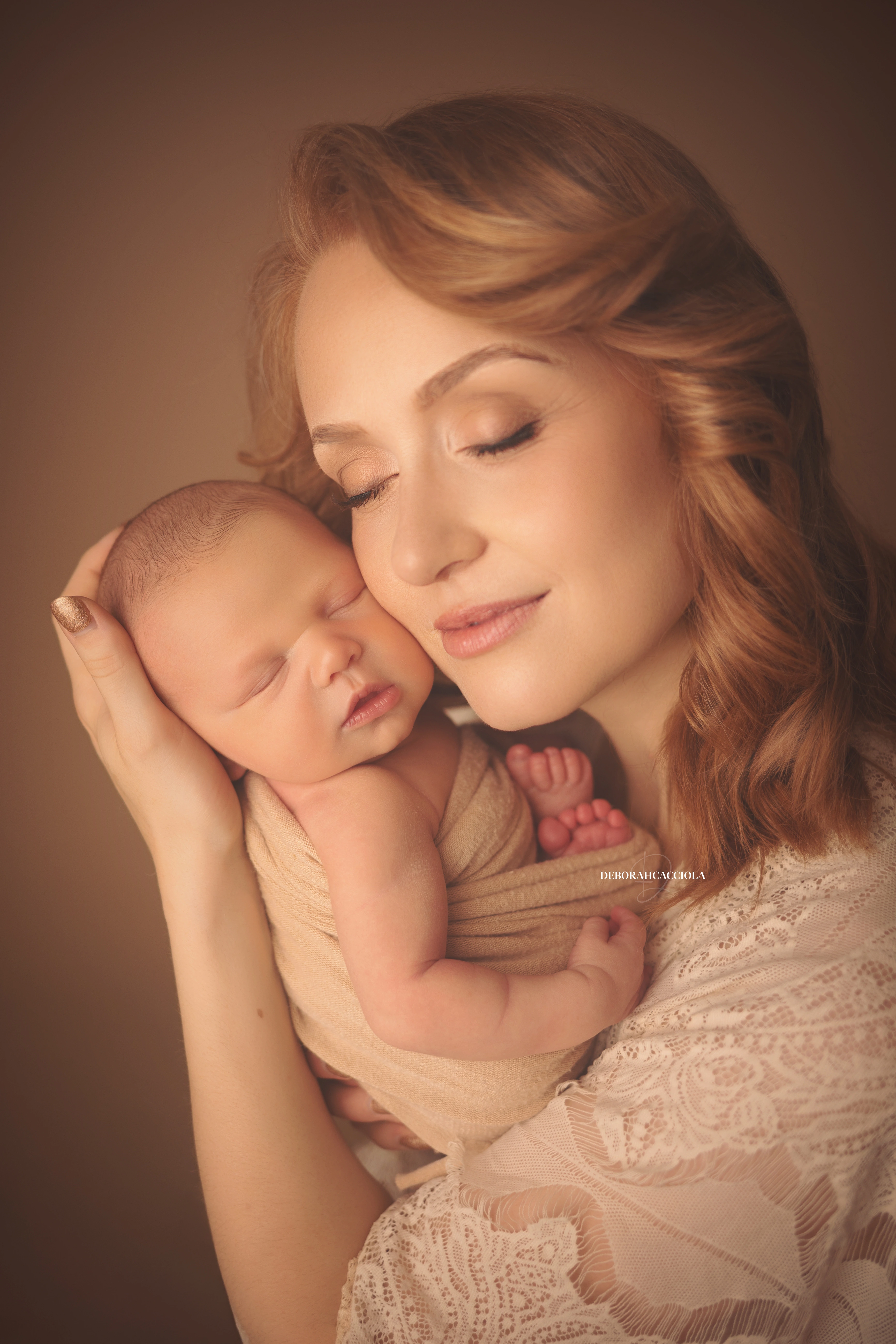 Photo nouveau-né studio Orléans : portrait délicat de bébé, composition resserrée élégante, couleurs douces