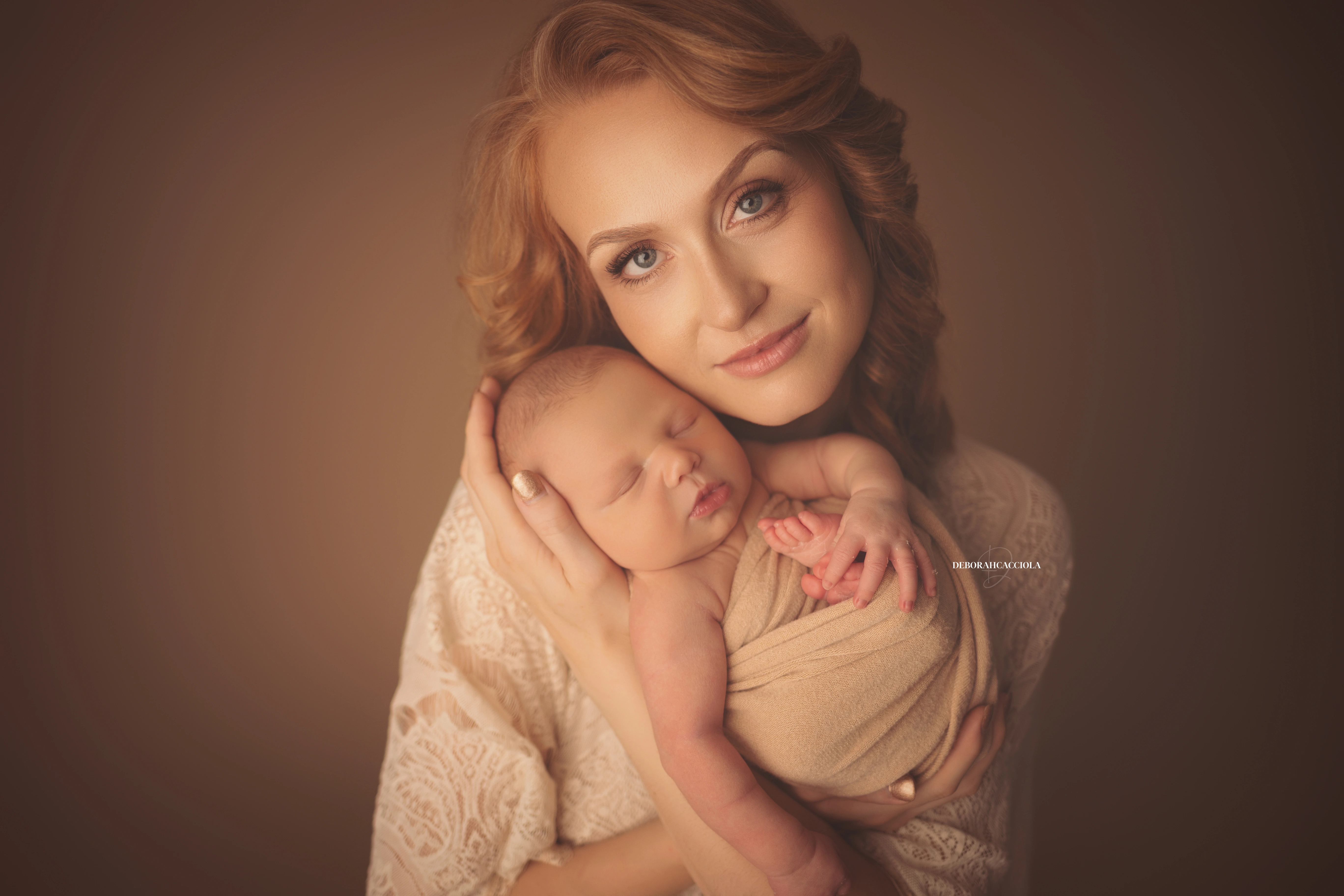 Portrait nouveau-né à Orléans : bébé dans ses premiers jours, composition large et naturelle, couleurs douces