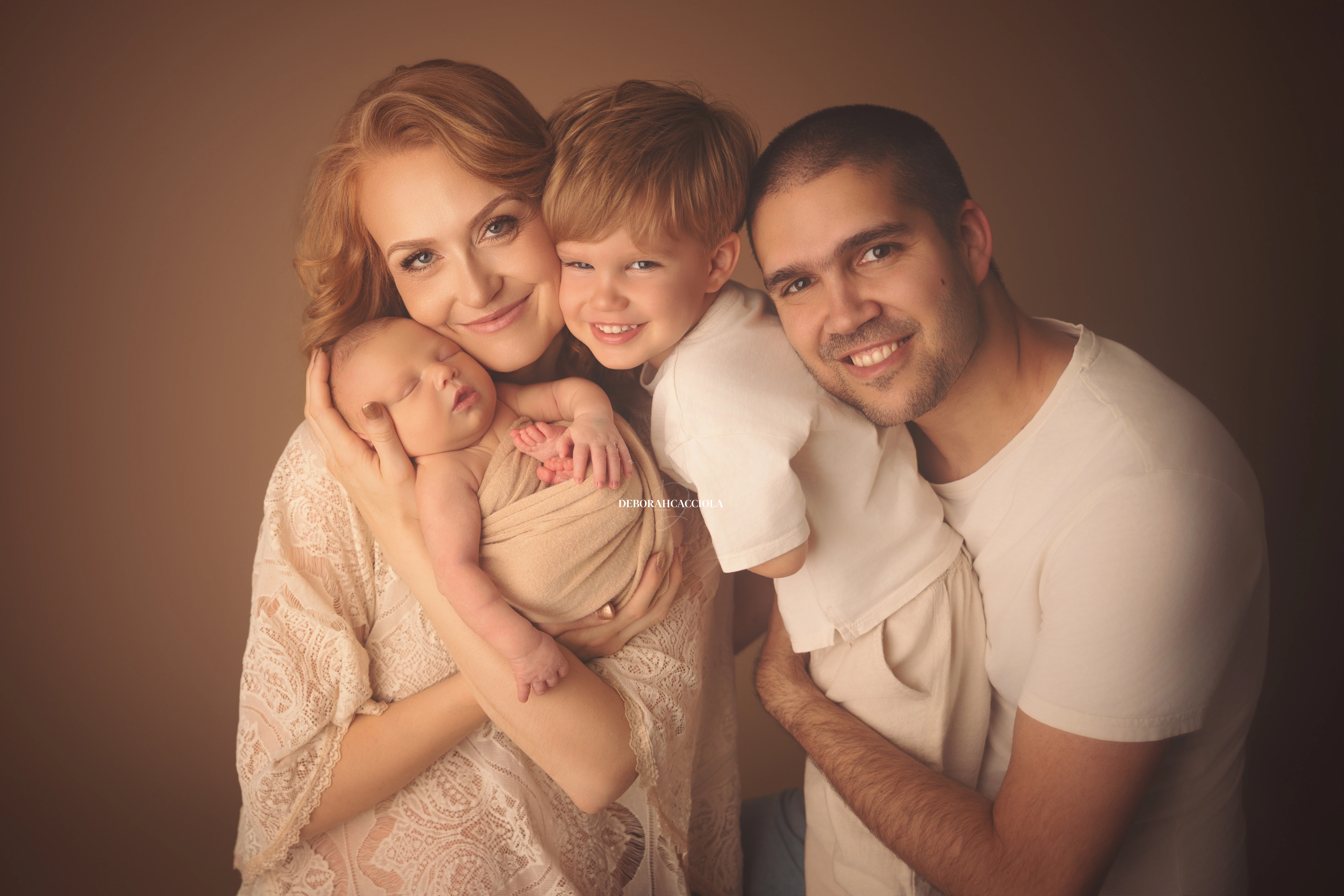 Photo nouveau-né studio Orléans : portrait délicat de bébé, cadrage horizontal équilibré, tonalités naturelles