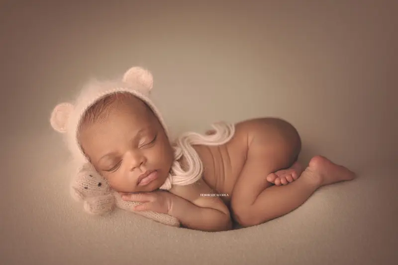 Séance bébé à Orléans - instant tendre avec bébé, plan large harmonieux, palette claire