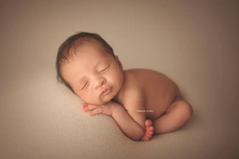 Photo nouveau-né studio Orléans : nouveau-né en studio, scène panoramique douce, couleurs douces