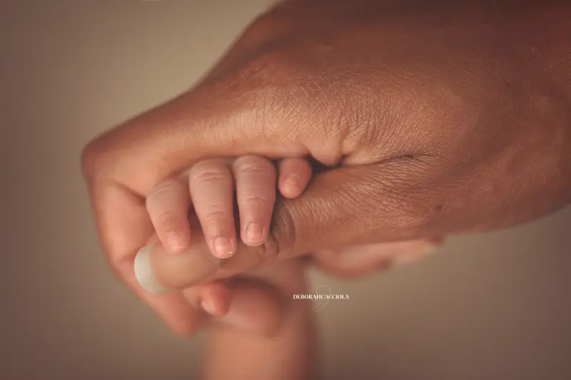 Portrait nouveau-né à Orléans : instant tendre avec bébé, plan large harmonieux, couleurs équilibrées